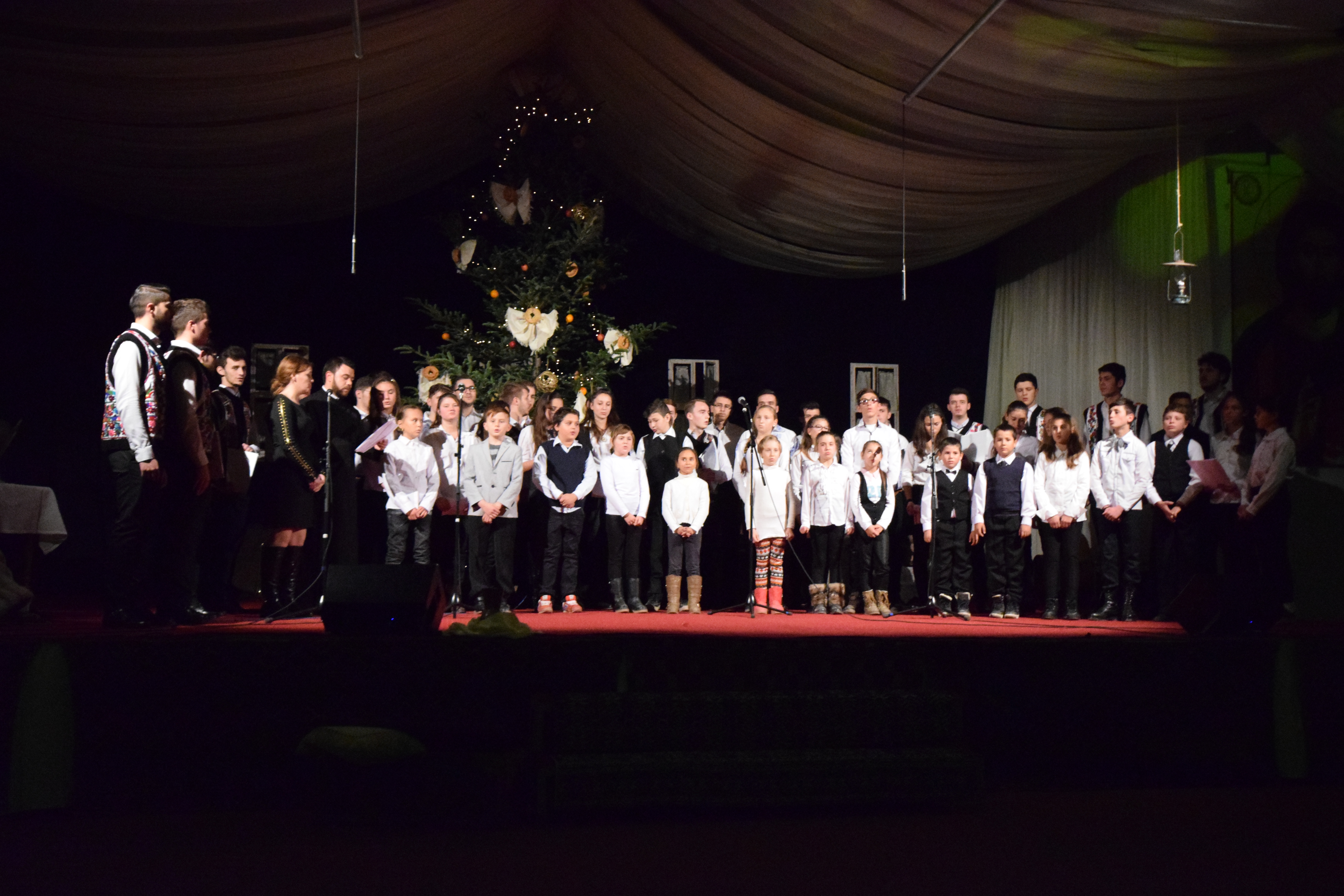 Concertul de colinde al Mitropoliei Moldovei și Bucovinei a aprins „opaițul” iubirii de tradiție și neam