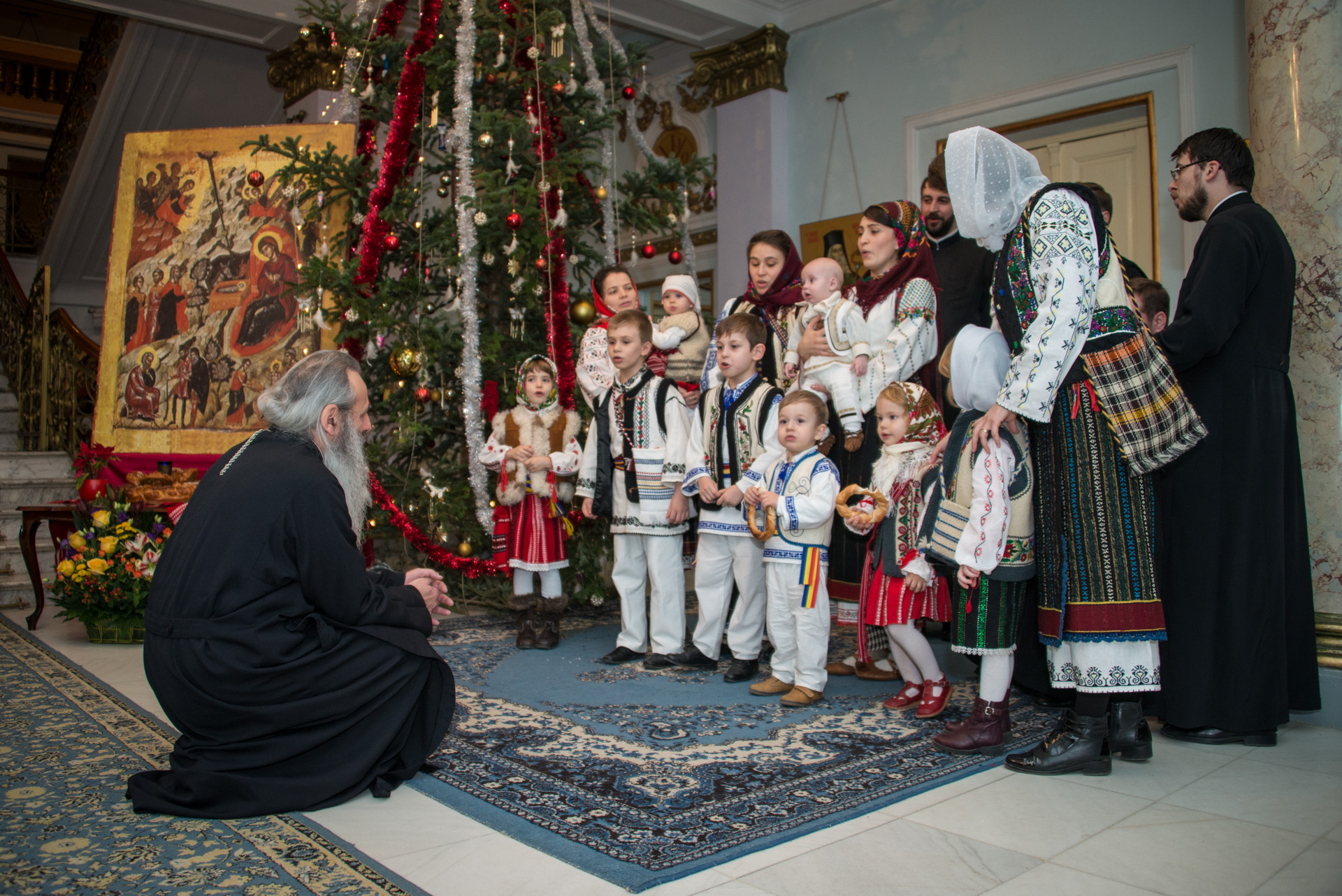 Colindători la Reședința Mitropolitană - Corul diaconilor de la Catedrala Mitropolitană, împreună cu soțiile și copiii lor