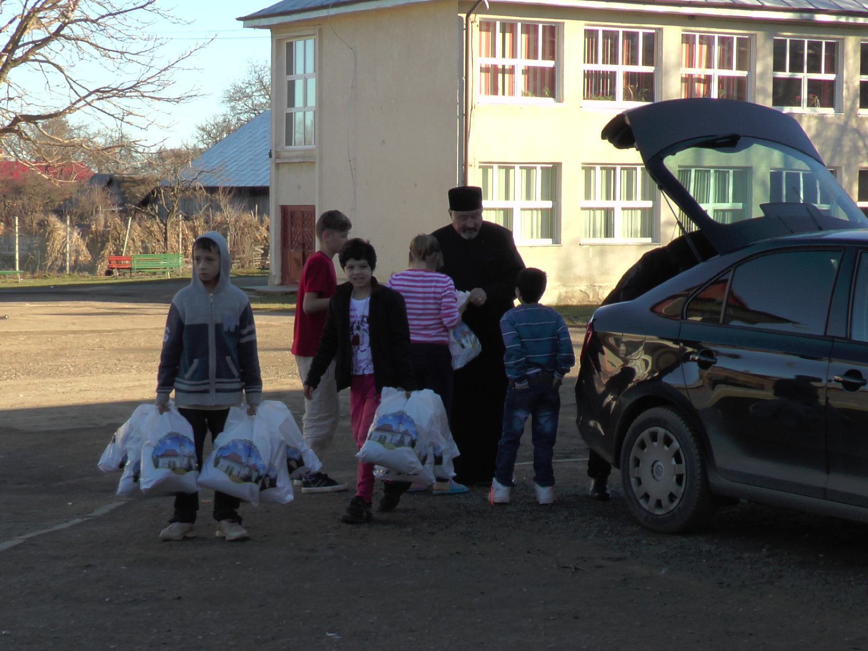 Daruri din partea Arhiepiscopiei Sucevei pentru copiii Centrului de plasament Solca