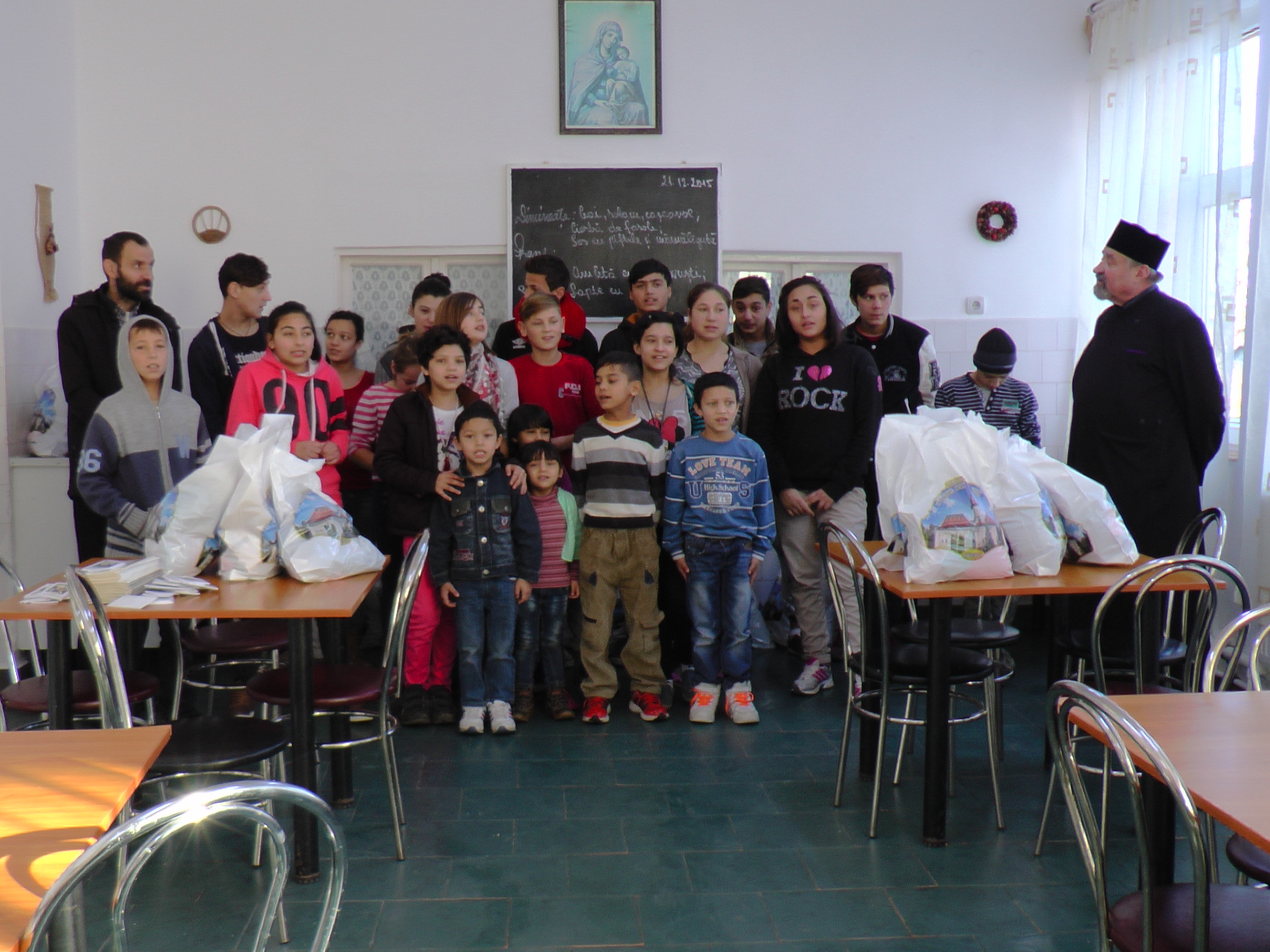 Daruri din partea Arhiepiscopiei Sucevei pentru copiii Centrului de plasament Solca