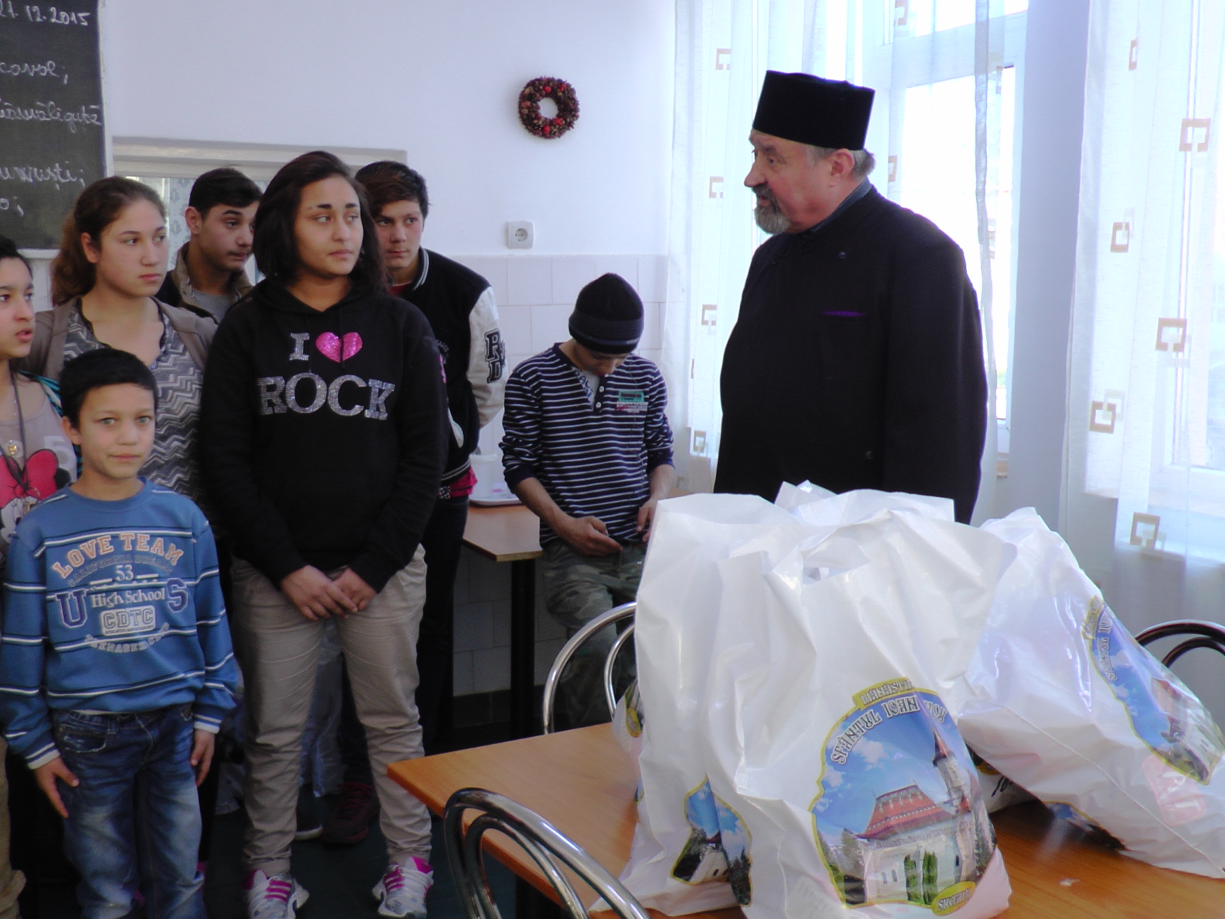 Daruri din partea Arhiepiscopiei Sucevei pentru copiii Centrului de plasament Solca