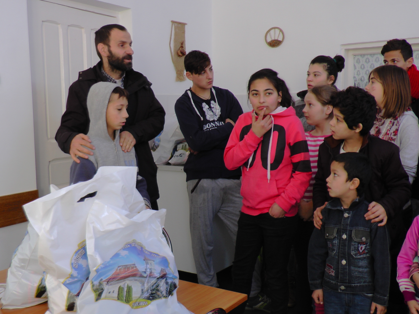 Daruri din partea Arhiepiscopiei Sucevei pentru copiii Centrului de plasament Solca