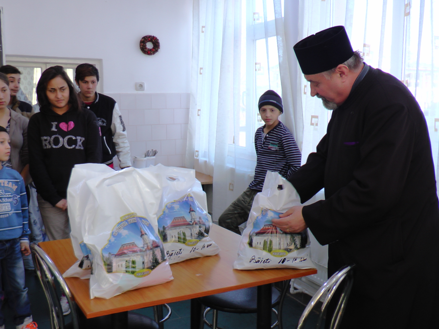 Daruri din partea Arhiepiscopiei Sucevei pentru copiii Centrului de plasament Solca