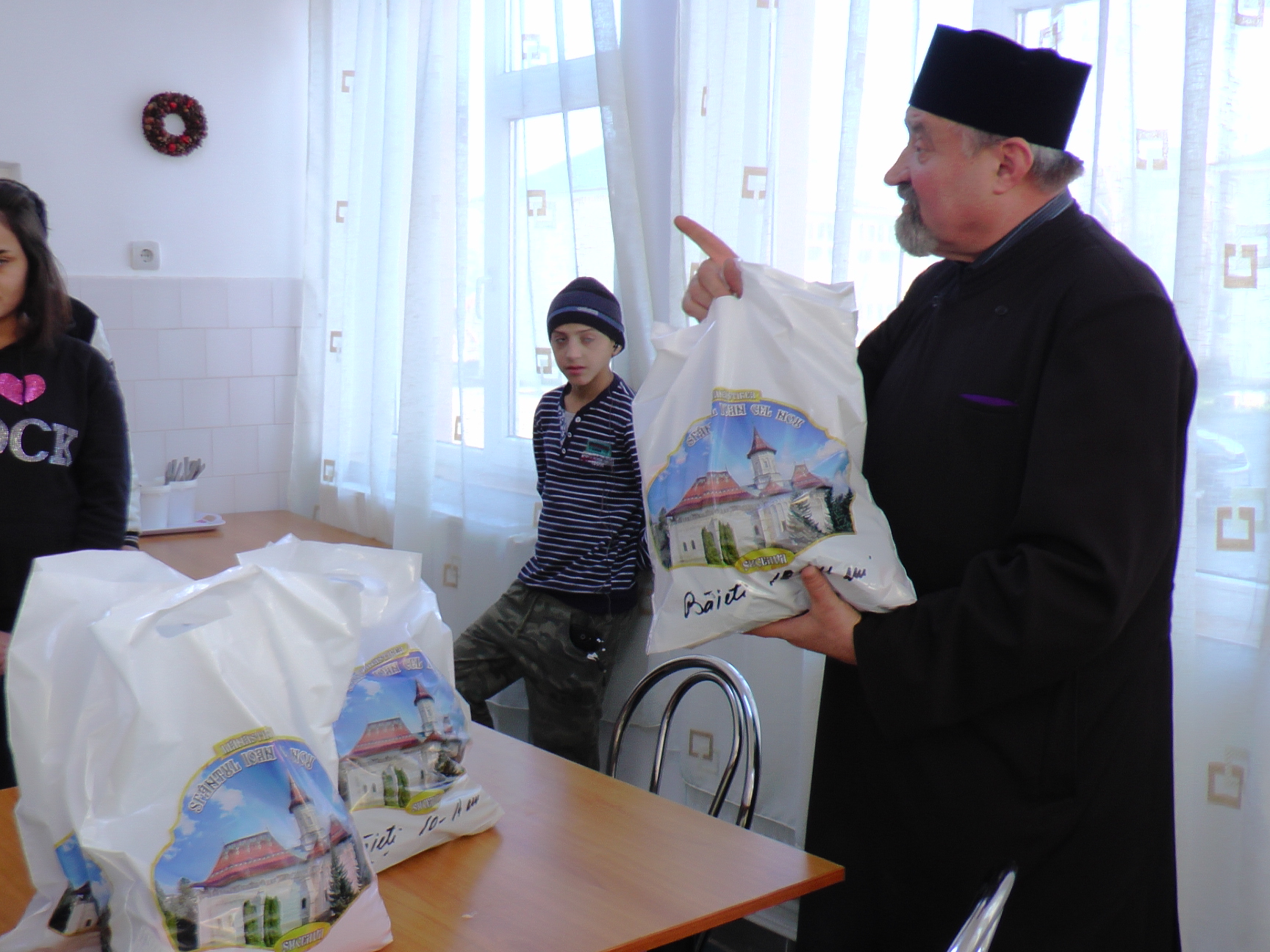 Daruri din partea Arhiepiscopiei Sucevei pentru copiii Centrului de plasament Solca