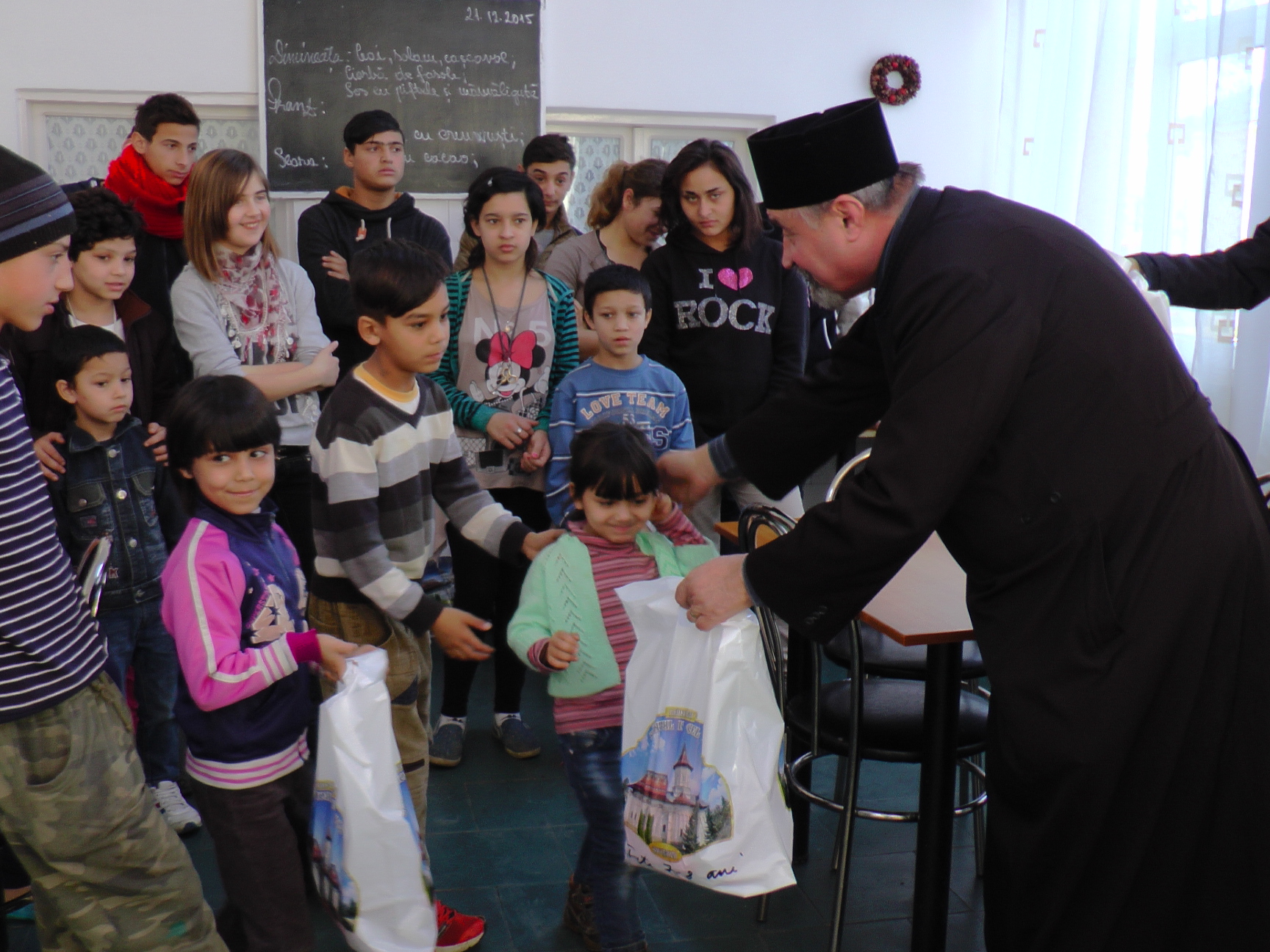 Daruri din partea Arhiepiscopiei Sucevei pentru copiii Centrului de plasament Solca Daruri din partea Arhiepiscopiei Sucevei pentru copiii Centrului de plasament Solca