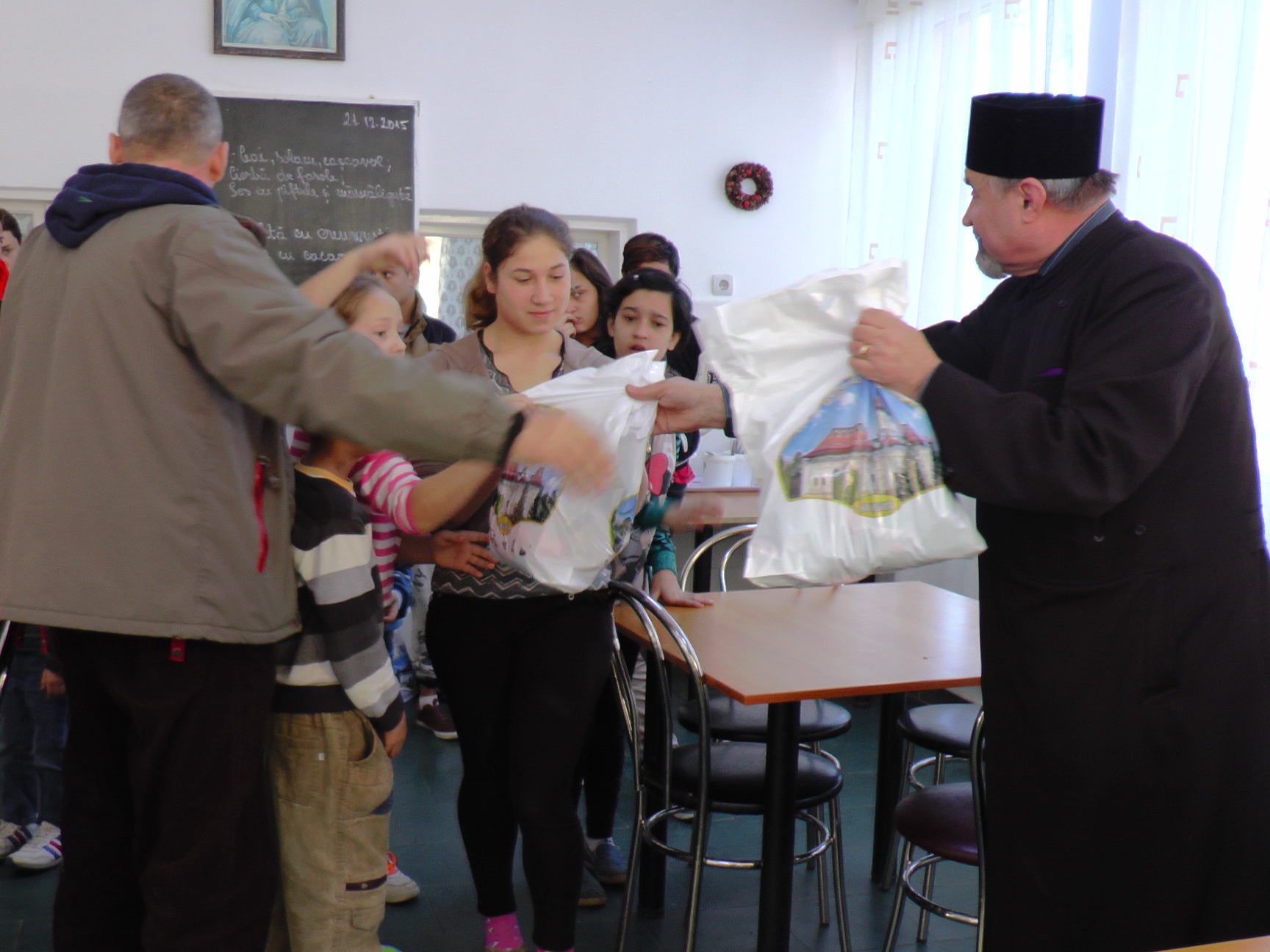 Daruri din partea Arhiepiscopiei Sucevei pentru copiii Centrului de plasament Solca
