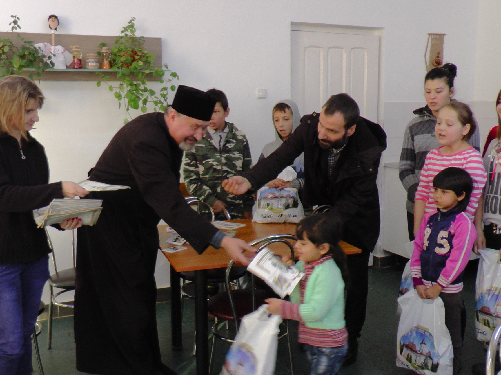 Daruri din partea Arhiepiscopiei Sucevei pentru copiii Centrului de plasament Solca