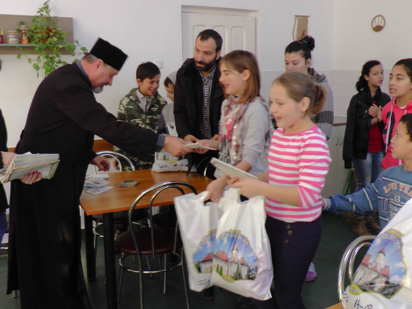 Daruri din partea Arhiepiscopiei Sucevei pentru copiii Centrului de plasament Solca