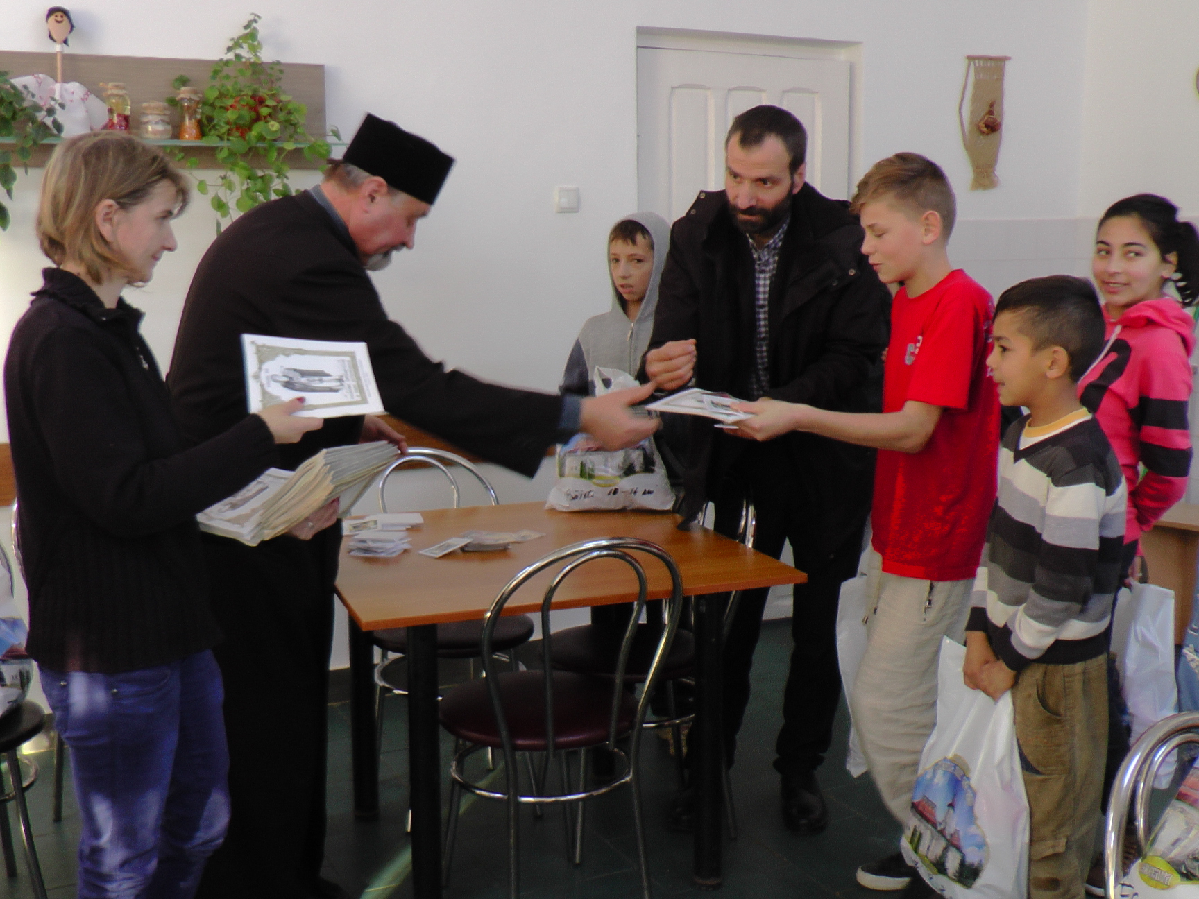 Daruri din partea Arhiepiscopiei Sucevei pentru copiii Centrului de plasament Solca