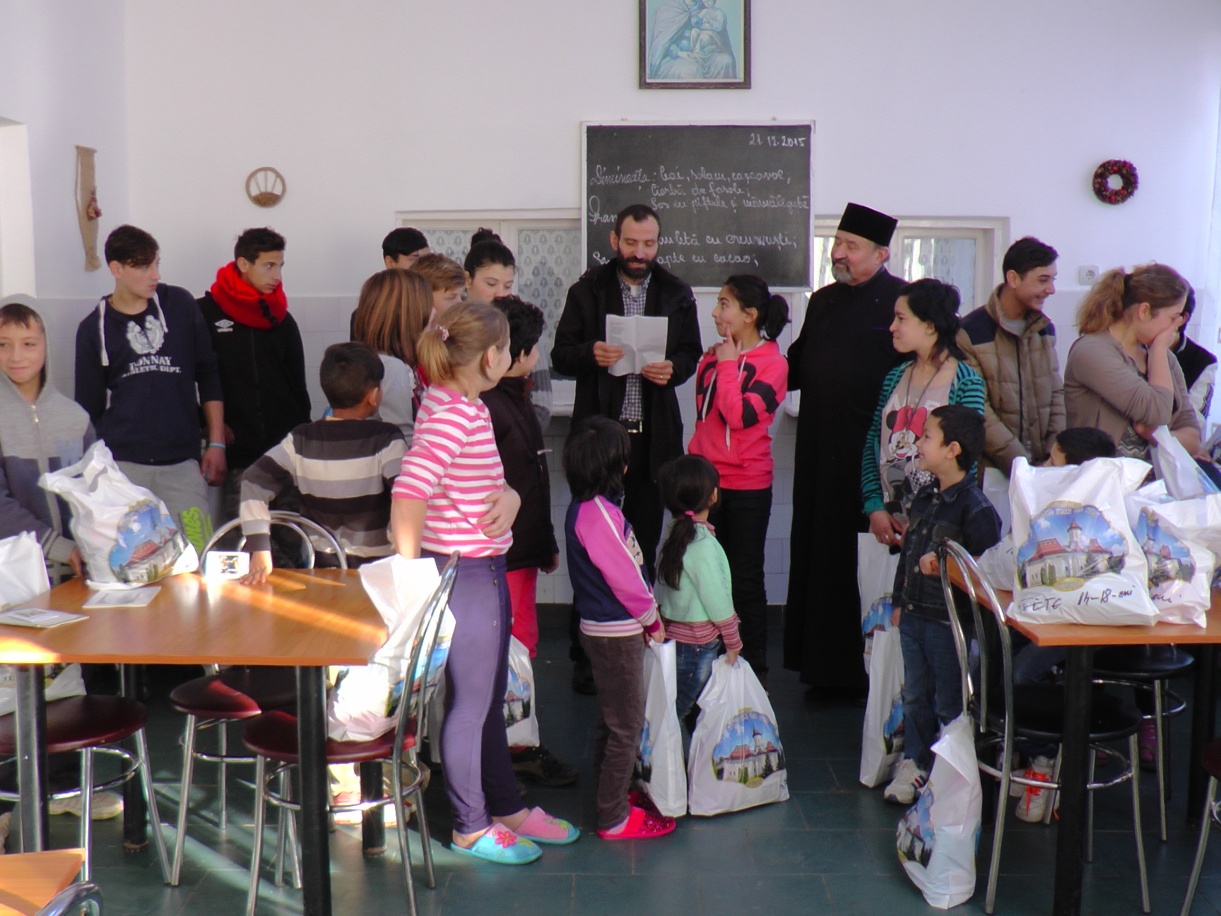 Daruri din partea Arhiepiscopiei Sucevei pentru copiii Centrului de plasament Solca