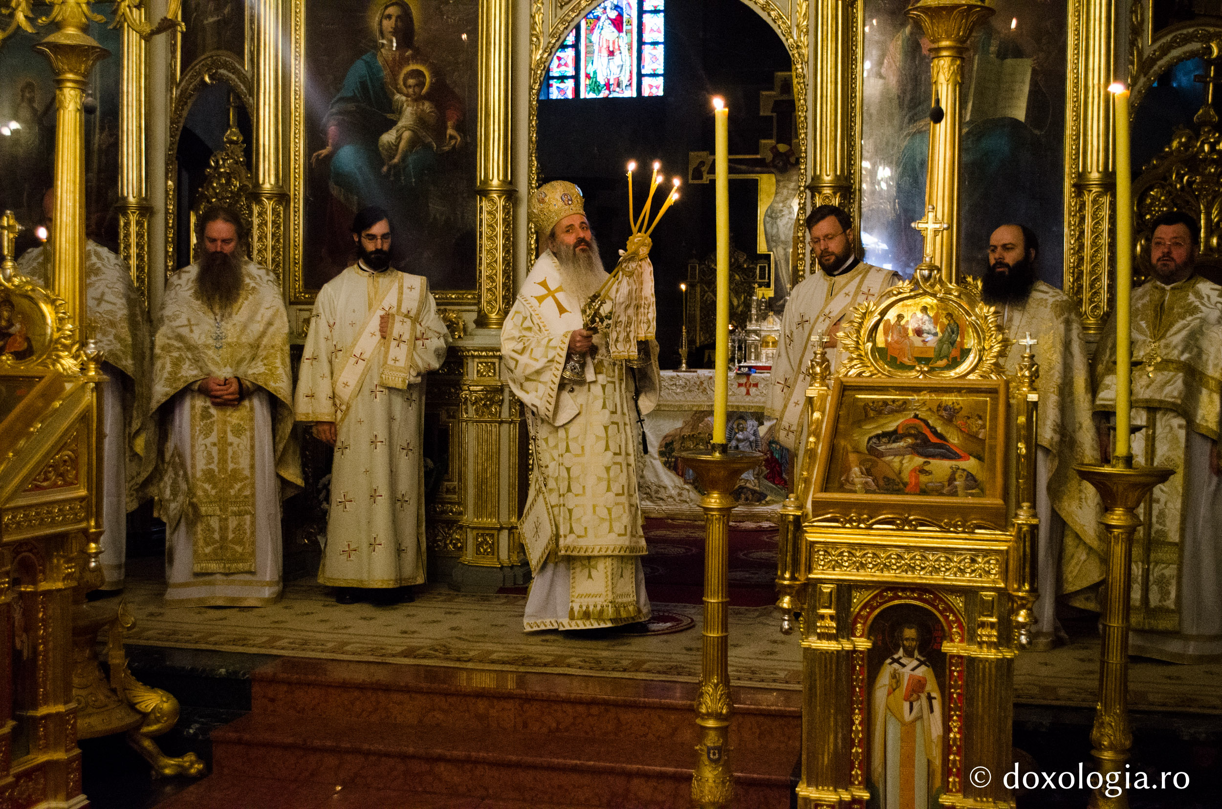 „Astăzi, în zi de Crăciun, se cuvine să ne oprim la Betleem” - cuvântul IPS Teofan în ziua de Crăciun