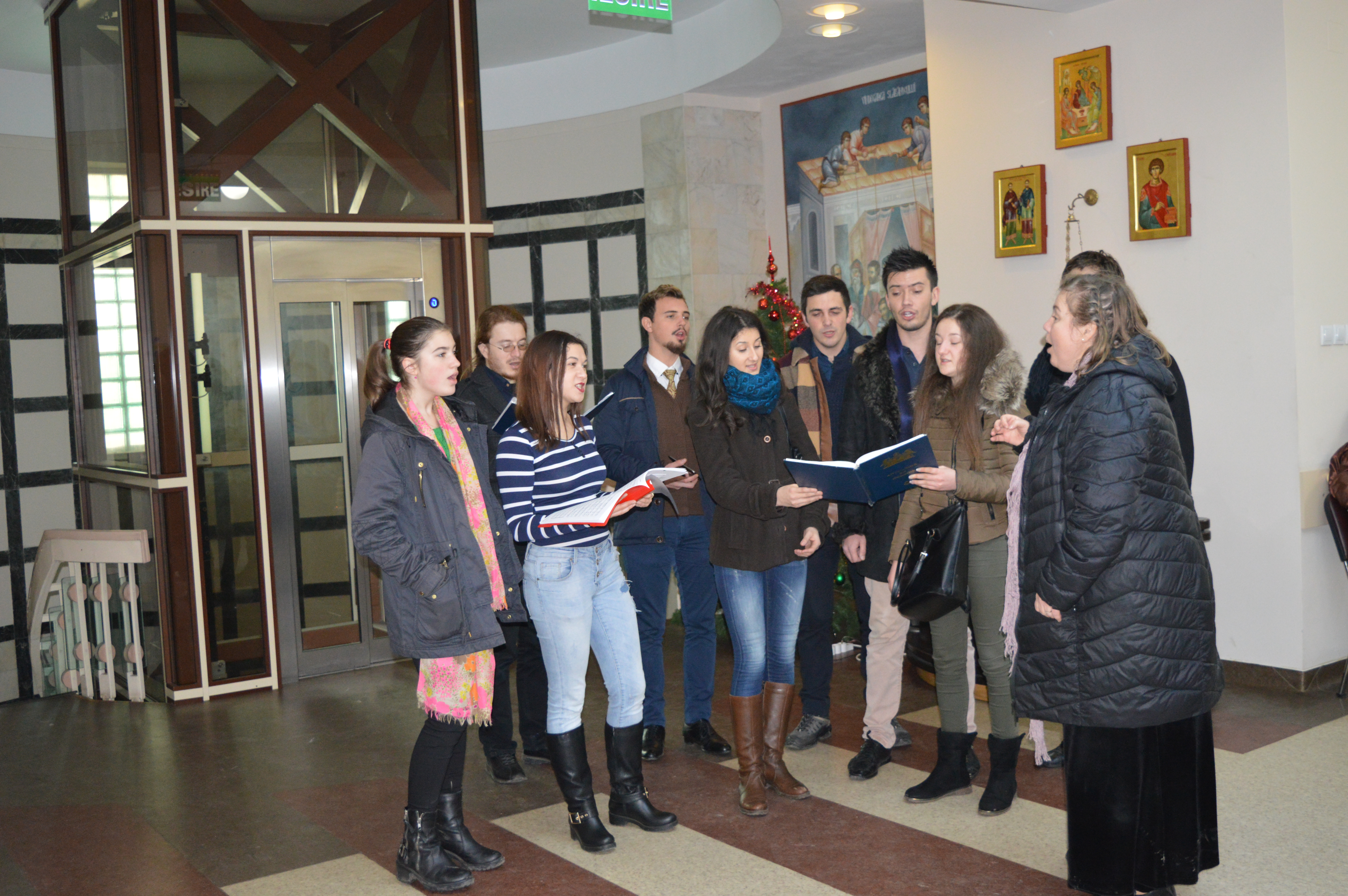 Colindători la Policlinica Providența