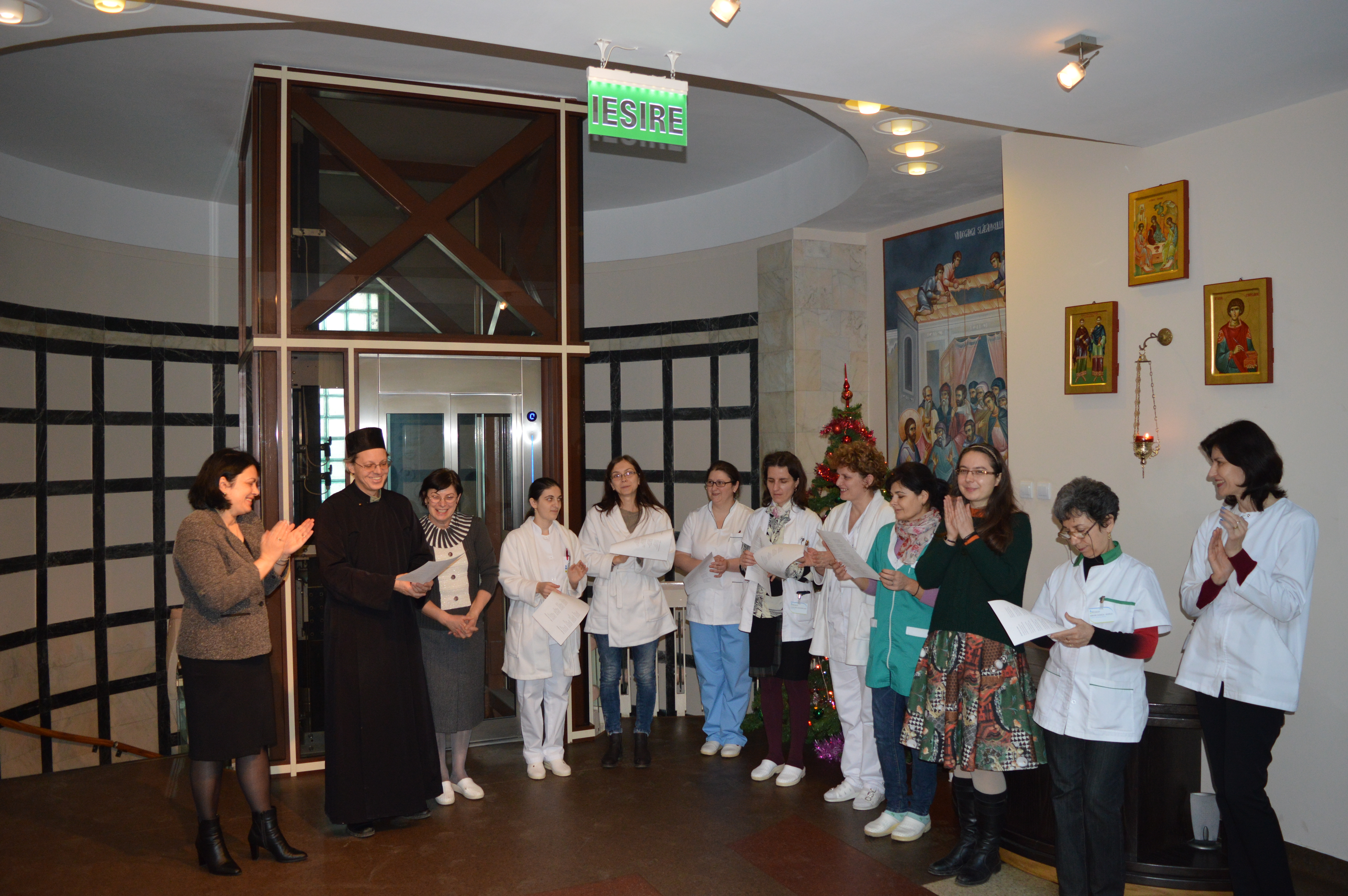 Colindători la Policlinica Providența