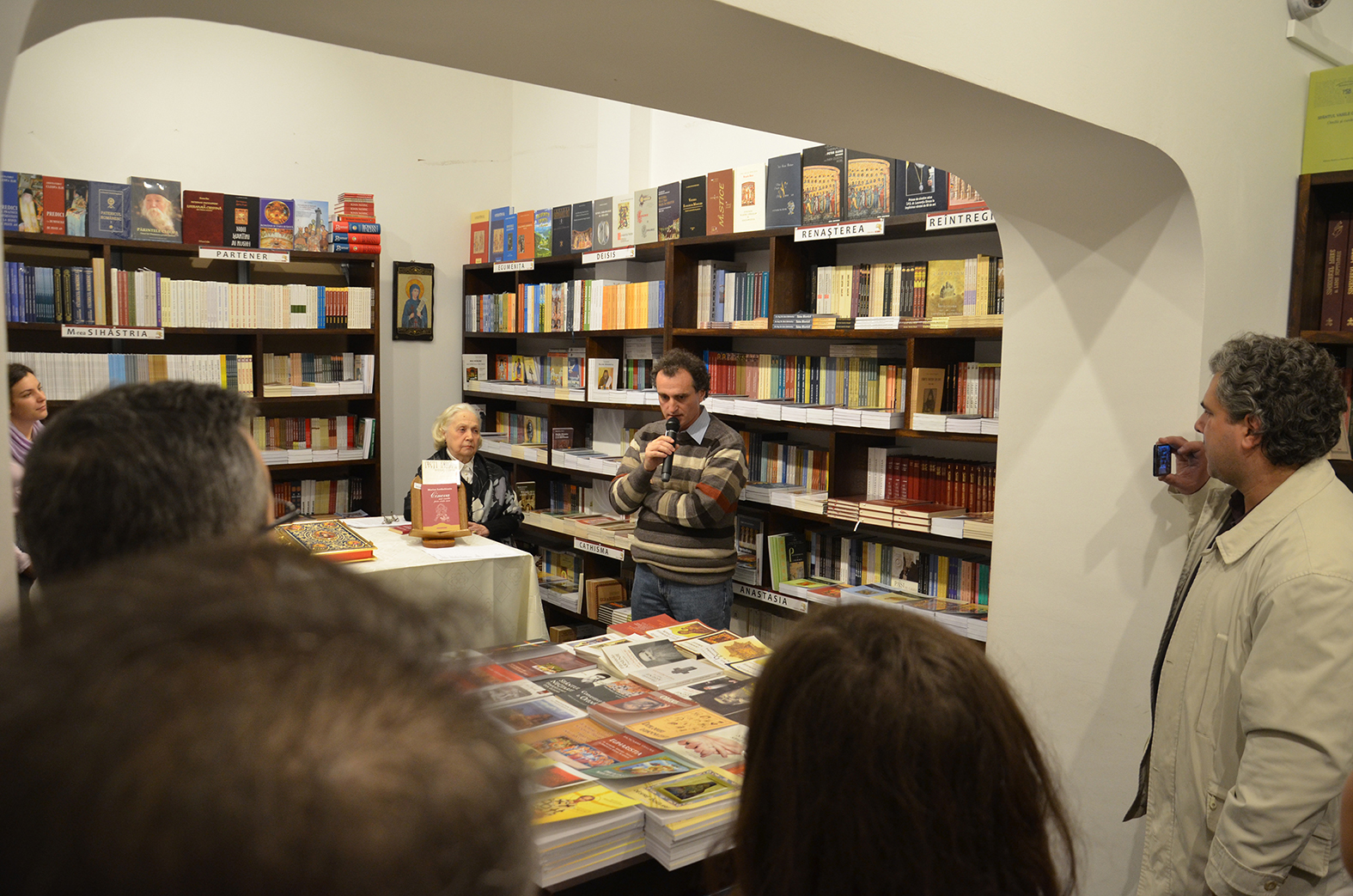 Seara de poezie creştină cu tema „Poeţi români în căutarea lui Dumnezeu“