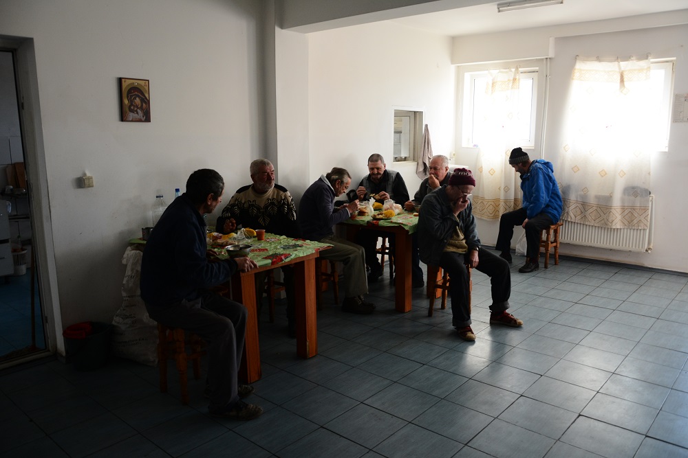 Nevoiaşii din Roznov au fost colindaţi