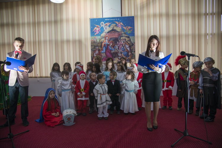 Concert de colinde la Aşezământul de copii ,,Sfântul Ierarh Leontie” din Rădăuţi Concert de colinde la Aşezământul de copii ,,Sfântul Ierarh Leontie” din Rădăuţi