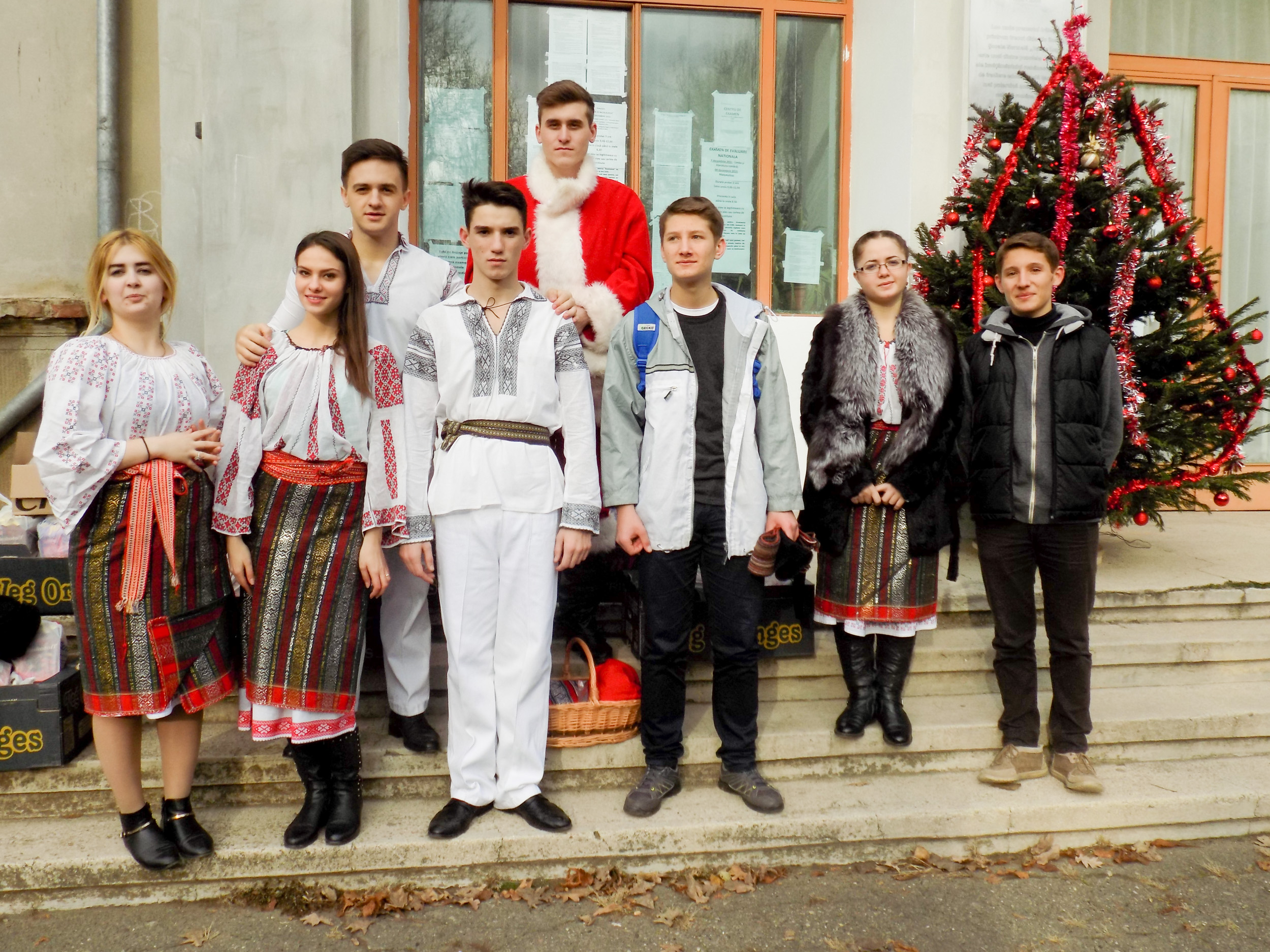 35 de copii din Parohia Chilişoaia au primit în dar, în prag de Crăciun,  o excursie în Iaşul de poveste