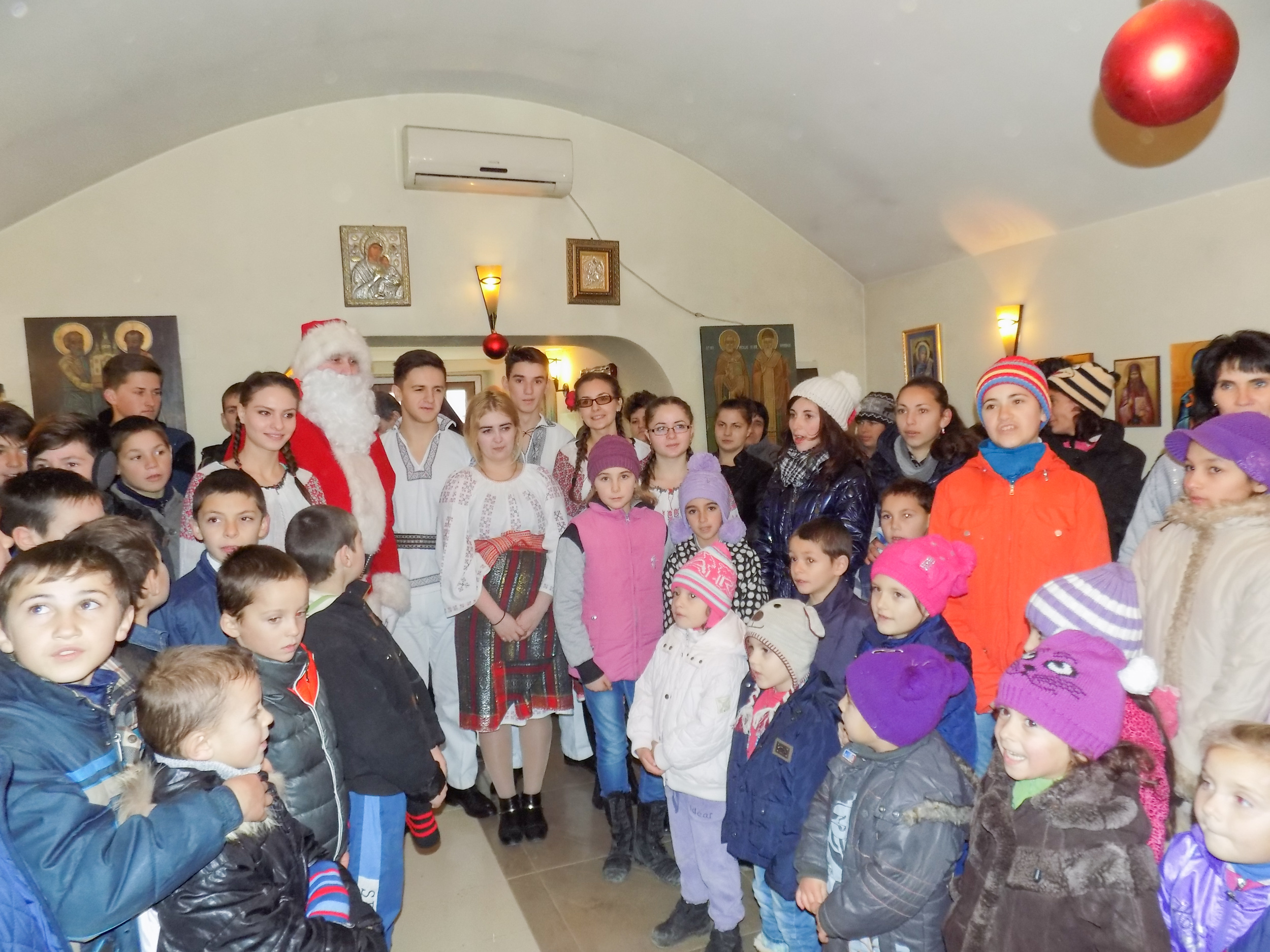 35 de copii din Parohia Chilişoaia au primit în dar, în prag de Crăciun,  o excursie în Iaşul de poveste