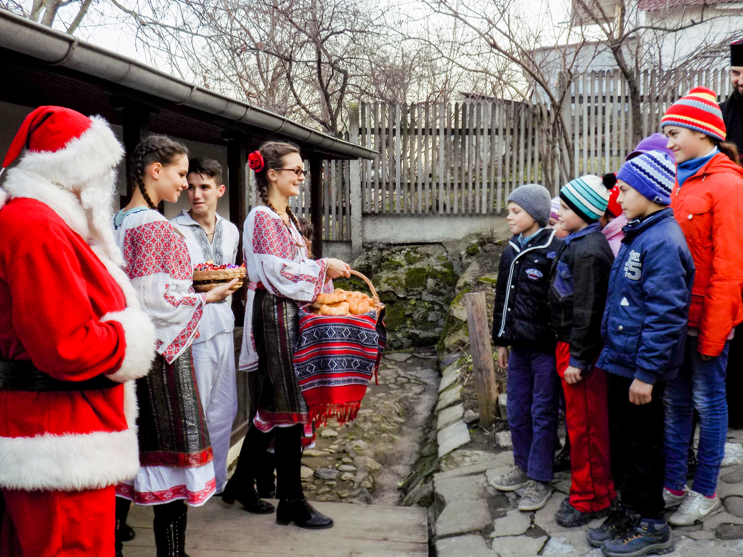 35 de copii din Parohia Chilişoaia au primit în dar, în prag de Crăciun,  o excursie în Iaşul de poveste