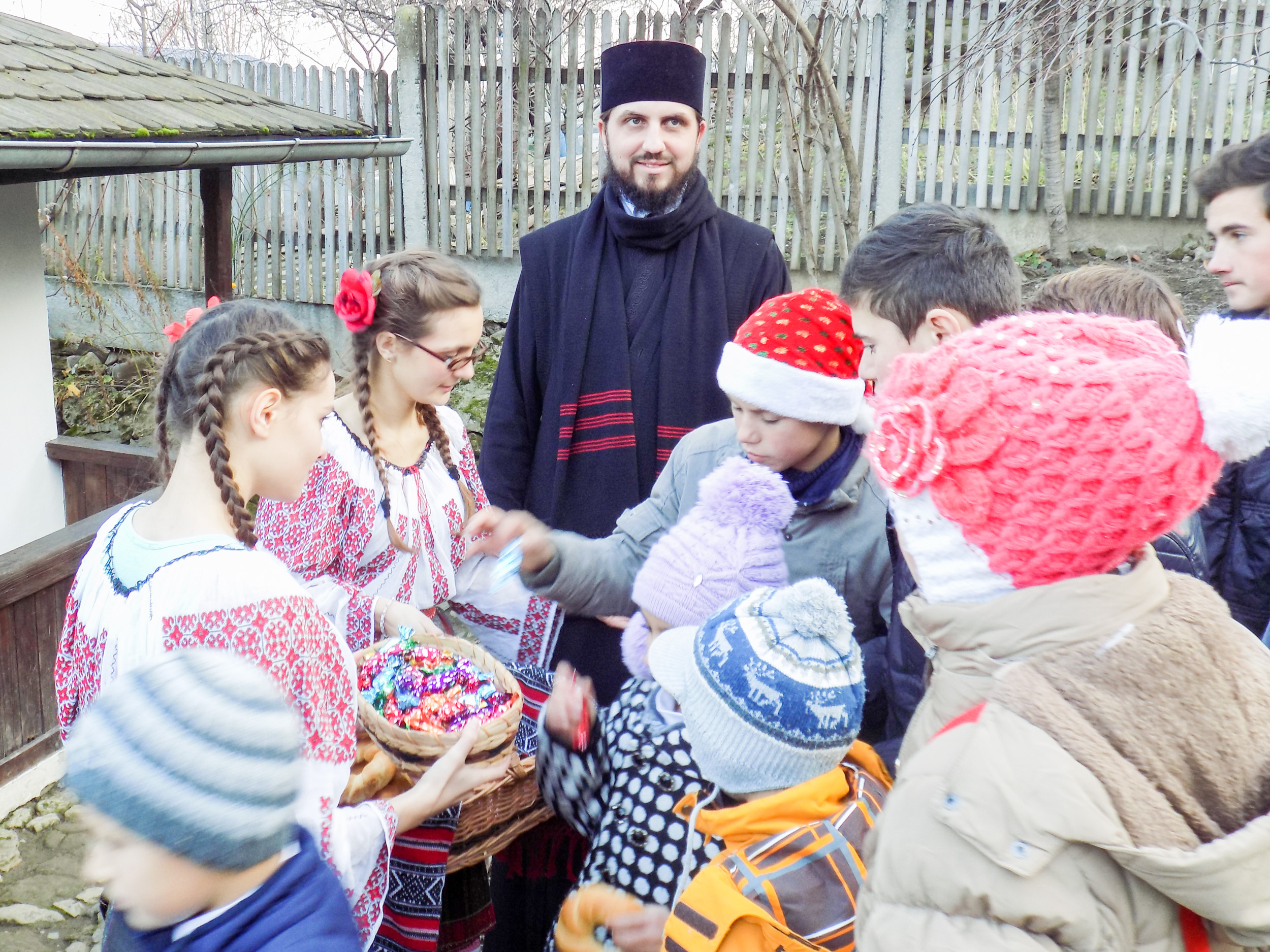 35 de copii din Parohia Chilişoaia au primit în dar, în prag de Crăciun,  o excursie în Iaşul de poveste