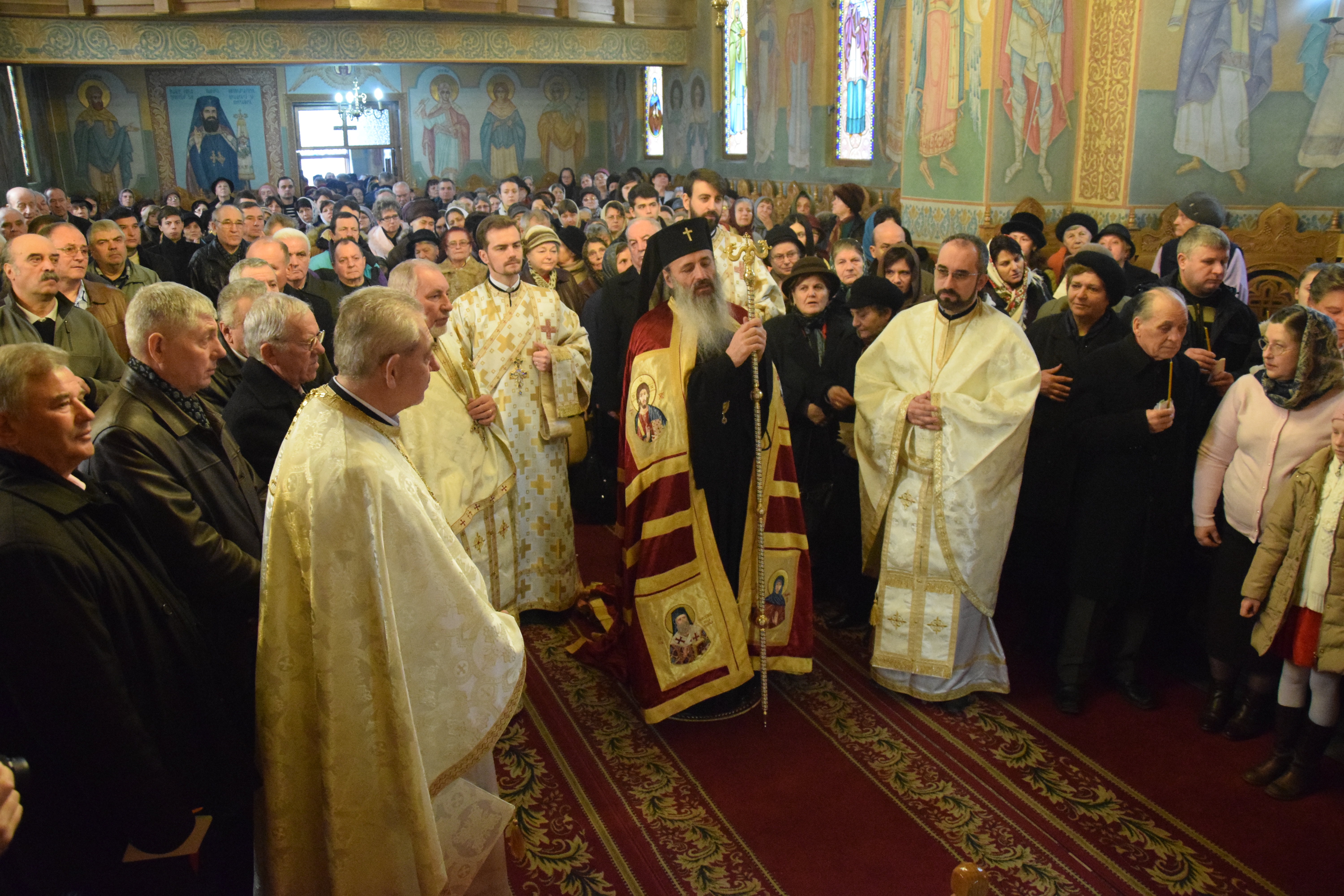 Enoriaşii Parohiei „Sfântul Nicolae“ - Socola şi-au cinstit ocrotitorul împreună cu IPS Mitropolit Teofan