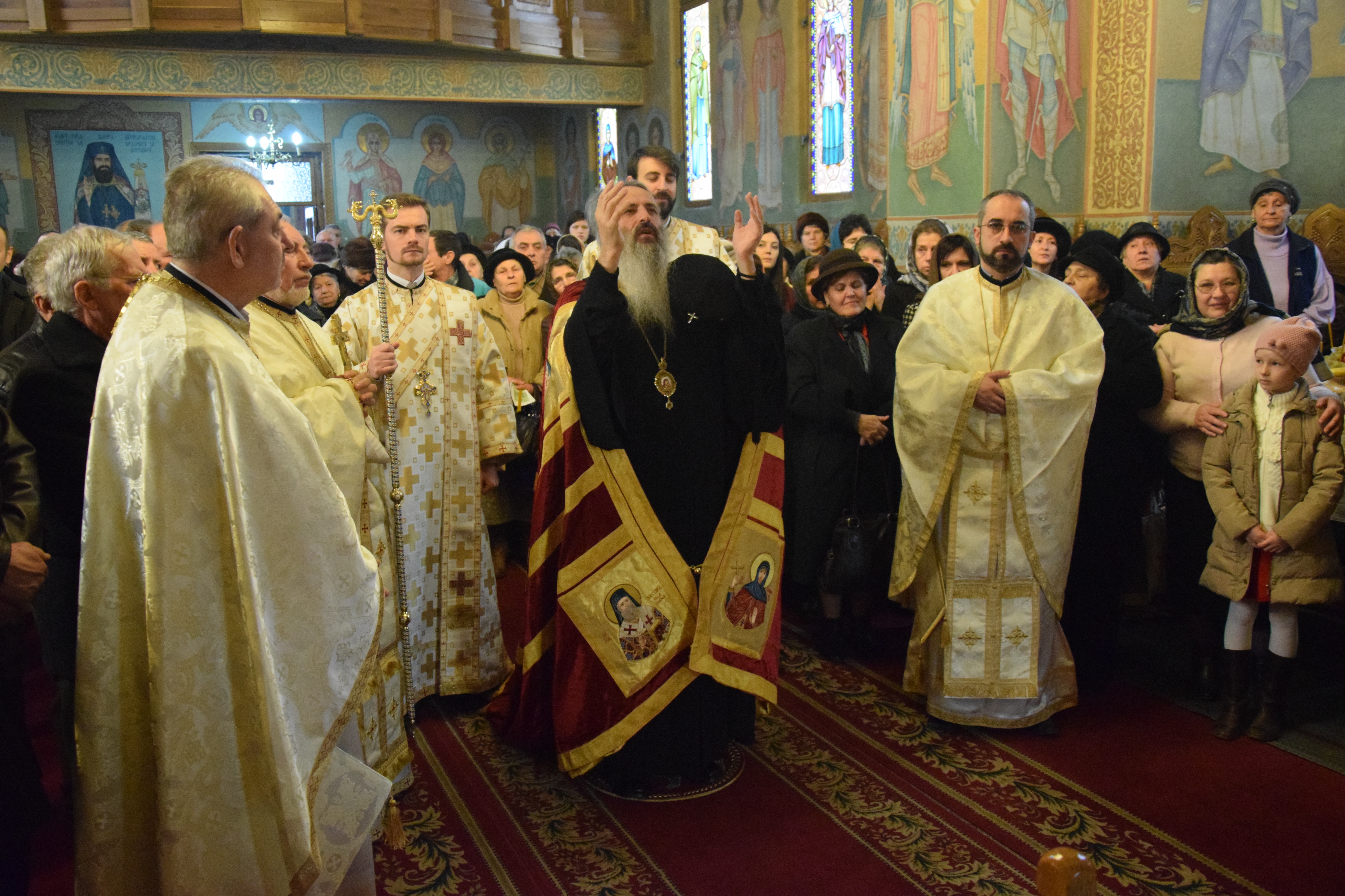 Enoriaşii Parohiei „Sfântul Nicolae“ - Socola şi-au cinstit ocrotitorul împreună cu IPS Mitropolit Teofan