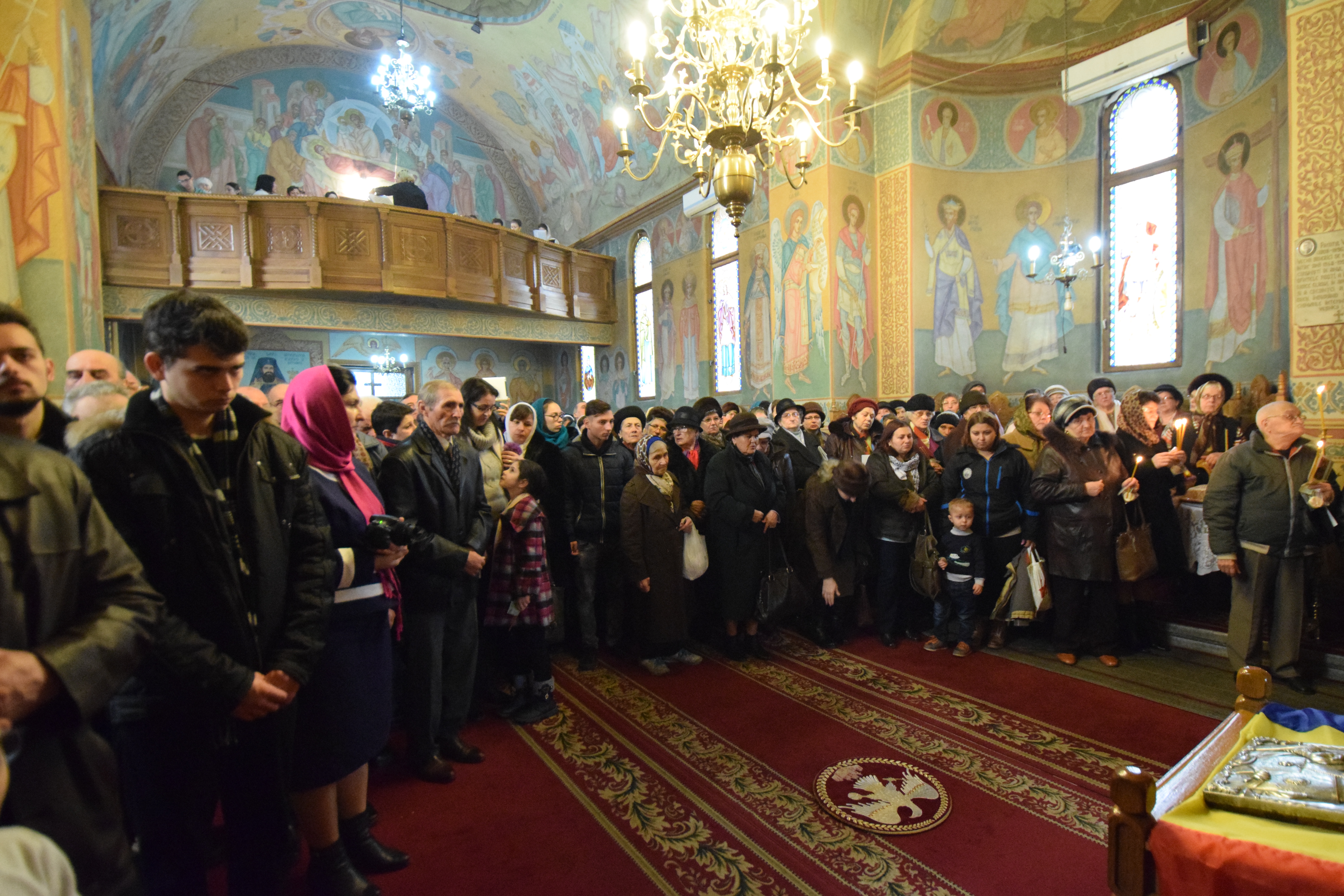 Enoriaşii Parohiei „Sfântul Nicolae“ - Socola şi-au cinstit ocrotitorul împreună cu IPS Mitropolit Teofan