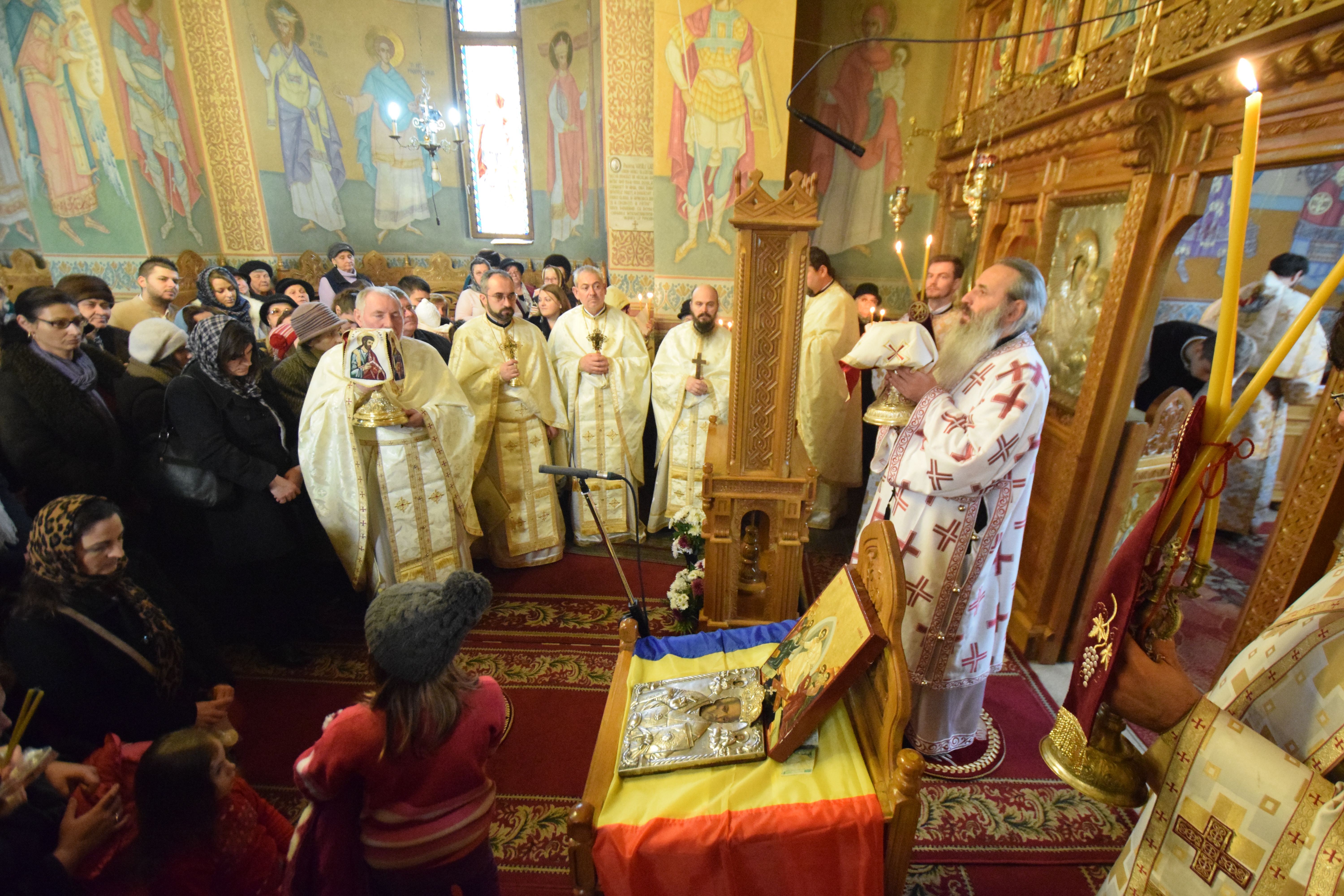 Enoriaşii Parohiei „Sfântul Nicolae“ - Socola şi-au cinstit ocrotitorul împreună cu IPS Mitropolit Teofan