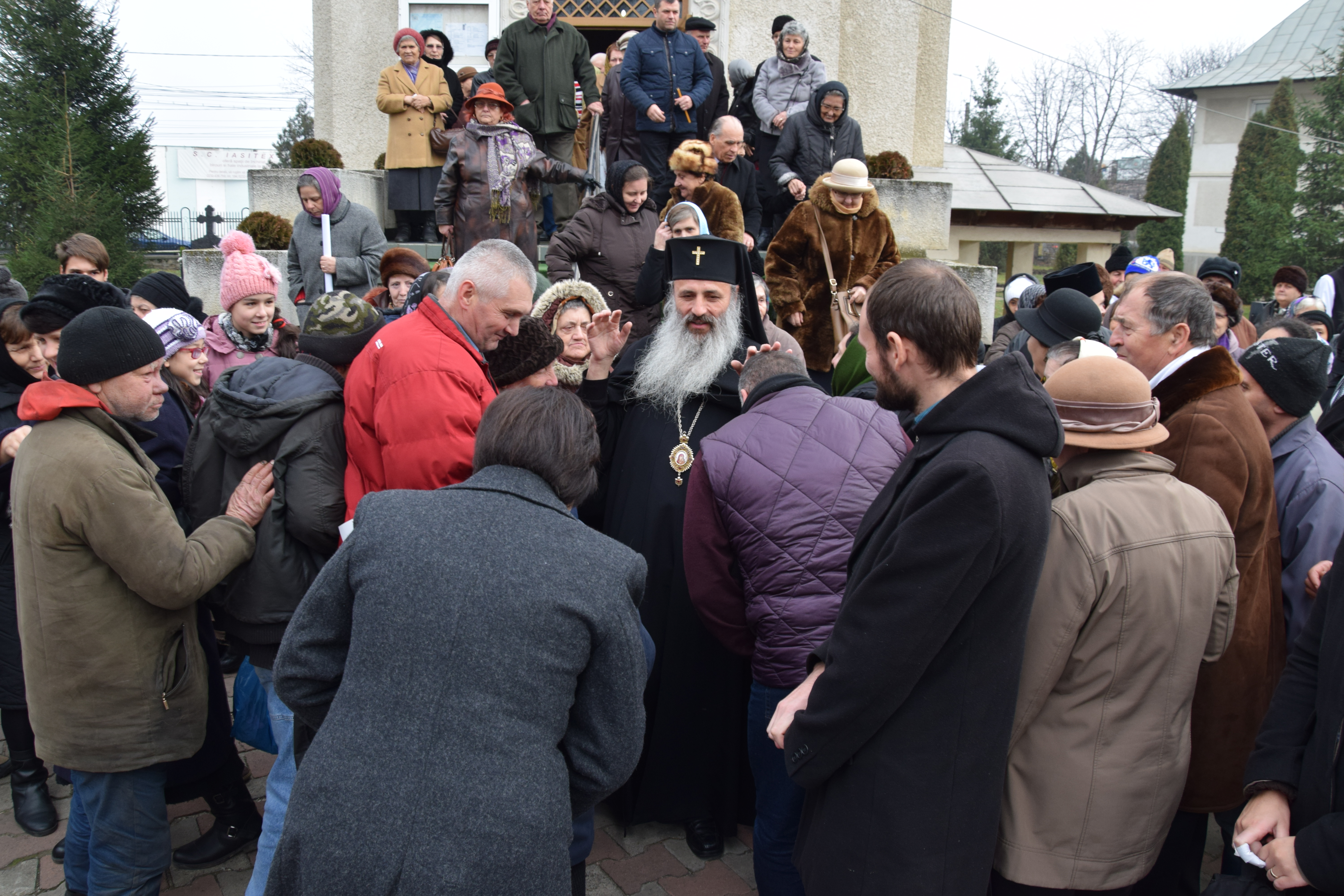 Enoriaşii Parohiei „Sfântul Nicolae“ - Socola şi-au cinstit ocrotitorul împreună cu IPS Mitropolit Teofan