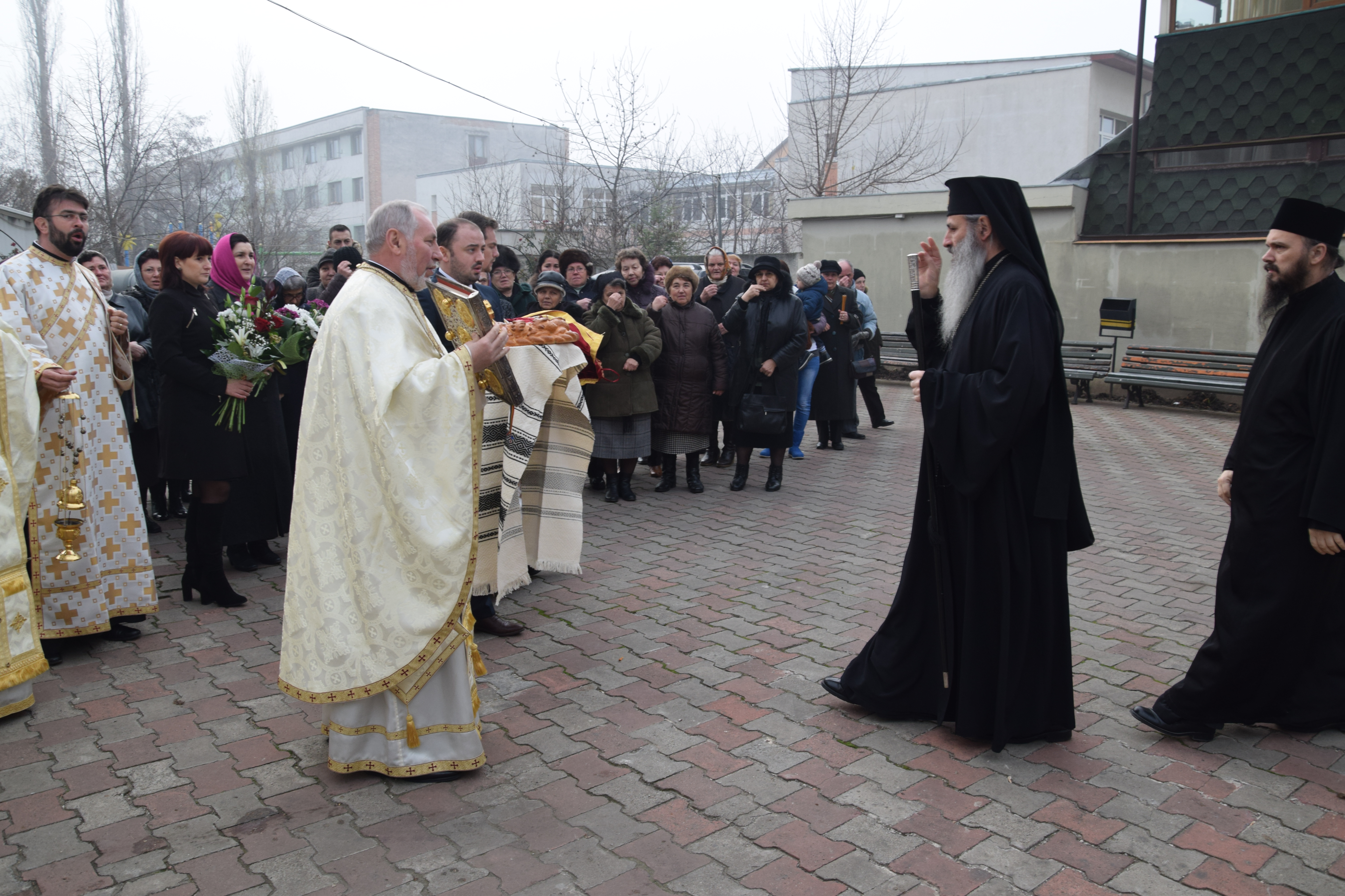 Enoriaşii Parohiei „Sfântul Nicolae“ - Socola şi-au cinstit ocrotitorul împreună cu IPS Mitropolit Teofan