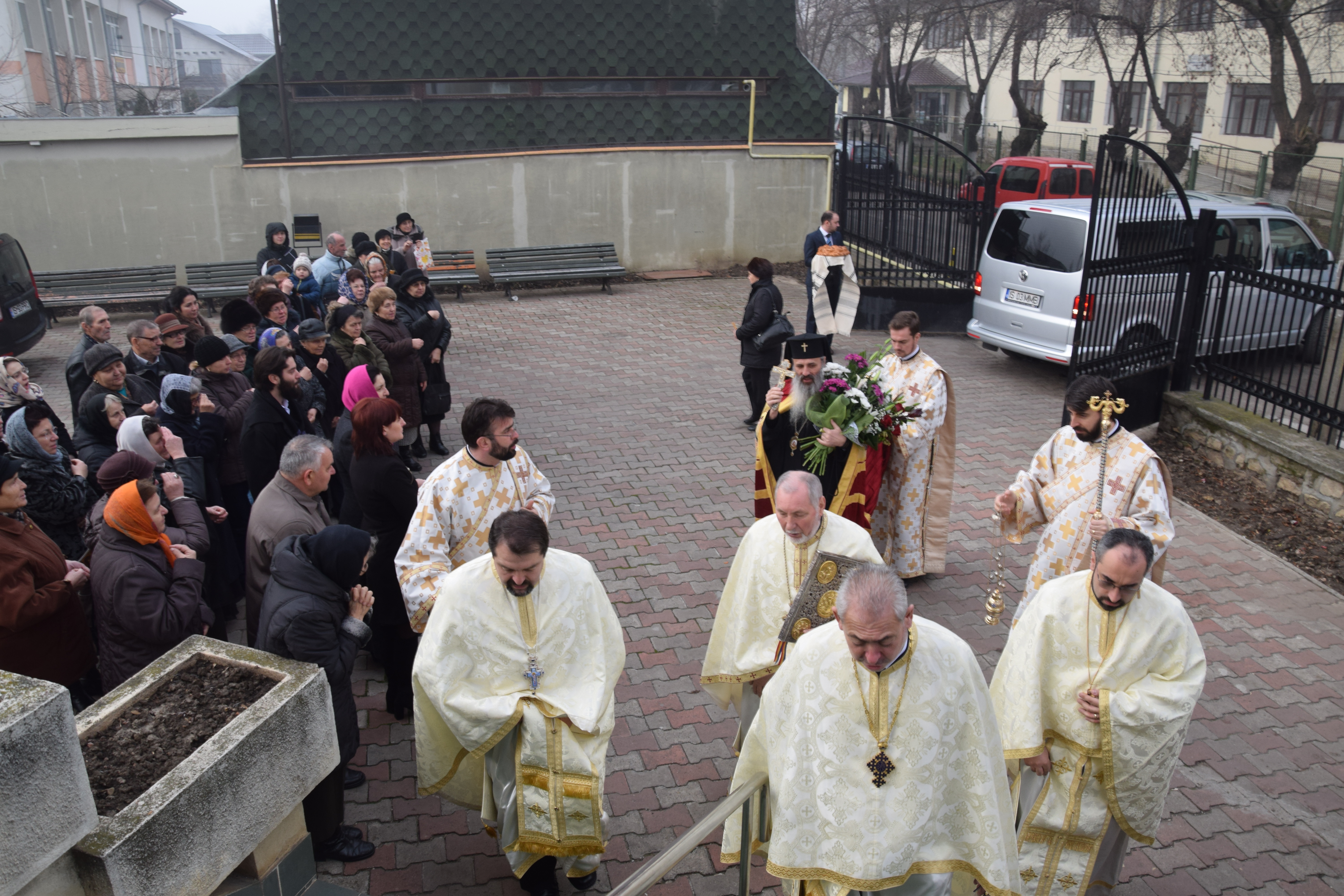 Enoriaşii Parohiei „Sfântul Nicolae“ - Socola şi-au cinstit ocrotitorul împreună cu IPS Mitropolit Teofan