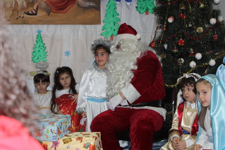 Concert de colinde la Aşezământul de copii ,,Sfântul Ierarh Leontie” din Rădăuţi