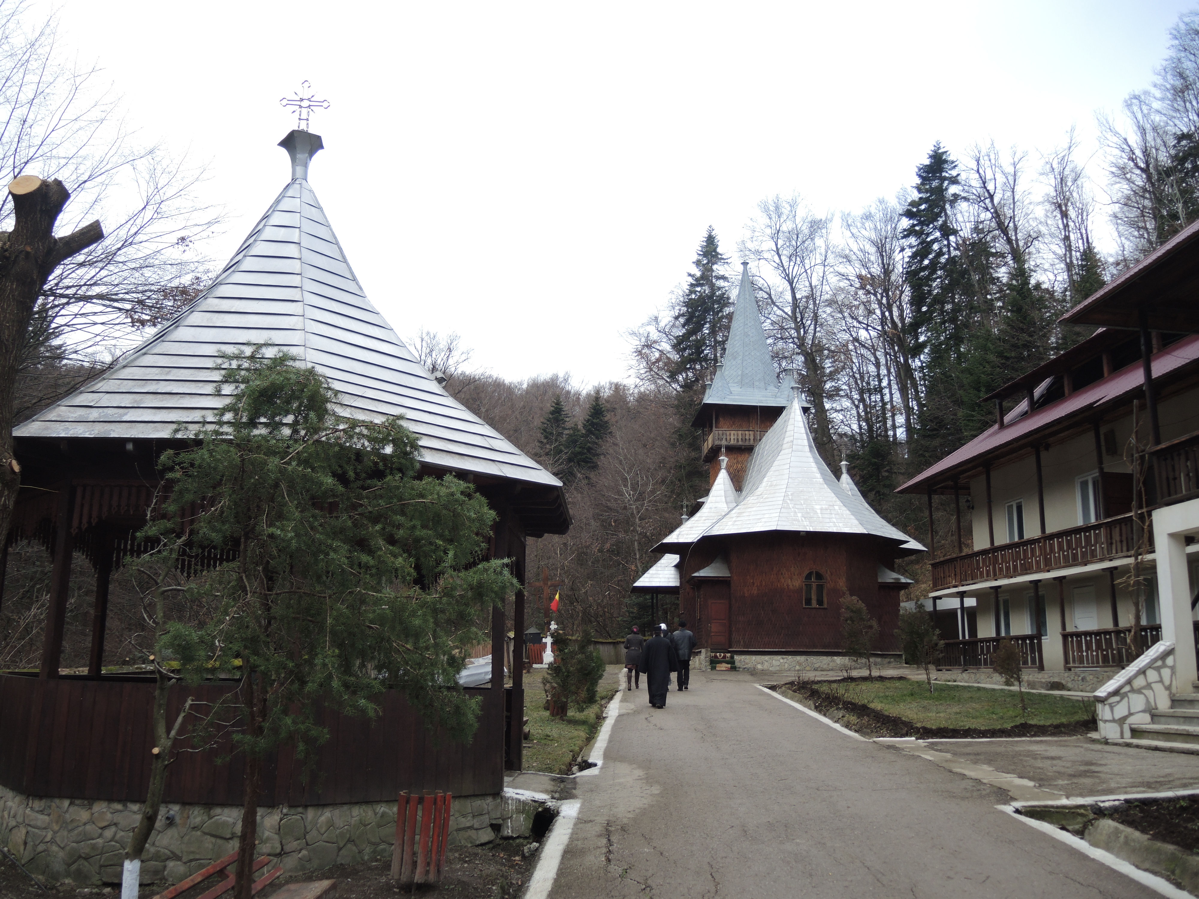Liturghie arhierească și hirotesie de stareț, la Mănăstirea „Sfânta Cruce” din județul Neamț Liturghie arhierească și hirotesie de stareț, la Mănăstirea „Sfânta Cruce” din județul Neamț