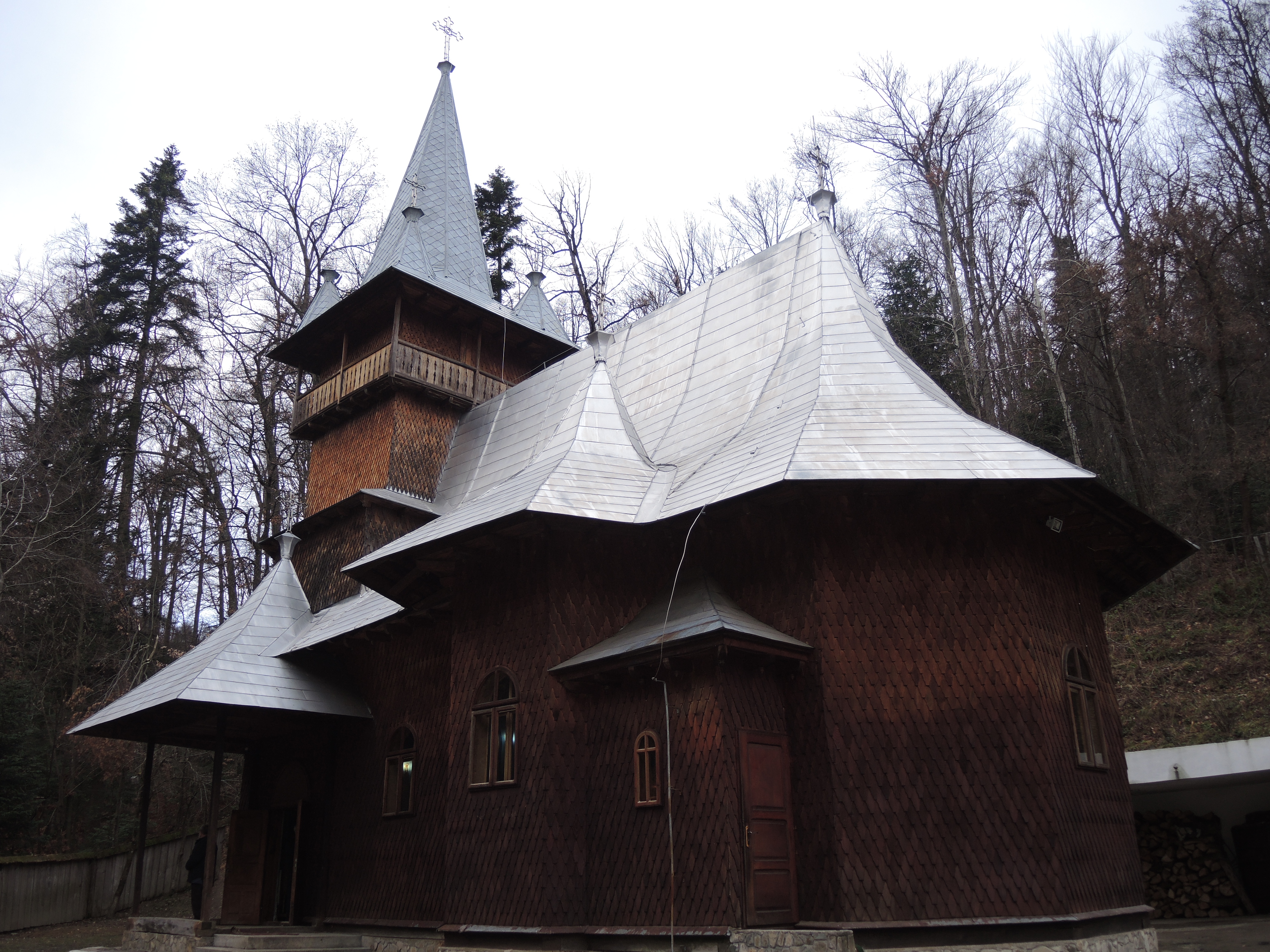 Liturghie arhierească și hirotesie de stareț, la Mănăstirea „Sfânta Cruce” din județul Neamț Liturghie arhierească și hirotesie de stareț, la Mănăstirea „Sfânta Cruce” din județul Neamț