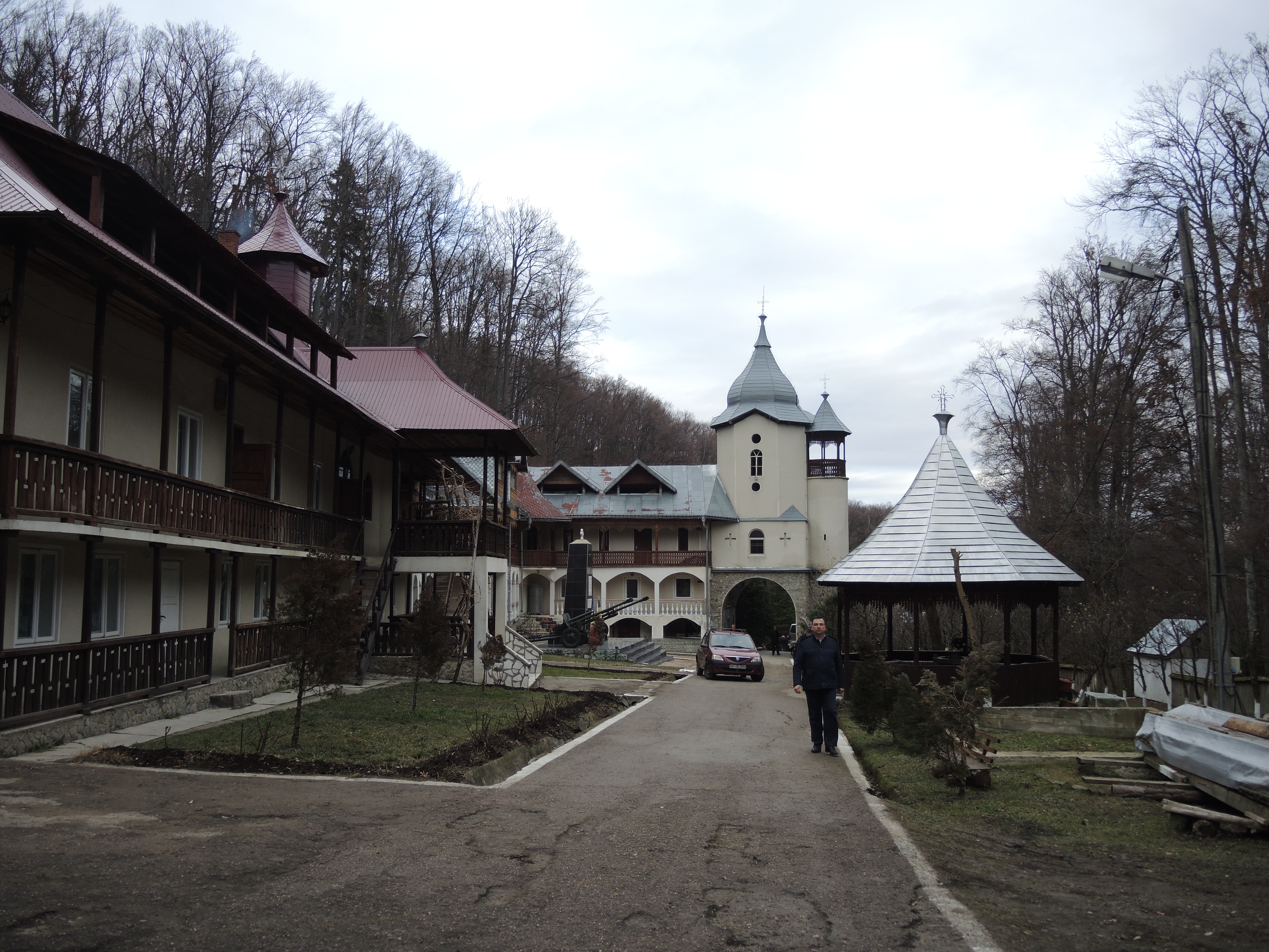 Liturghie arhierească și hirotesie de stareț, la Mănăstirea „Sfânta Cruce” din județul Neamț Liturghie arhierească și hirotesie de stareț, la Mănăstirea „Sfânta Cruce” din județul Neamț