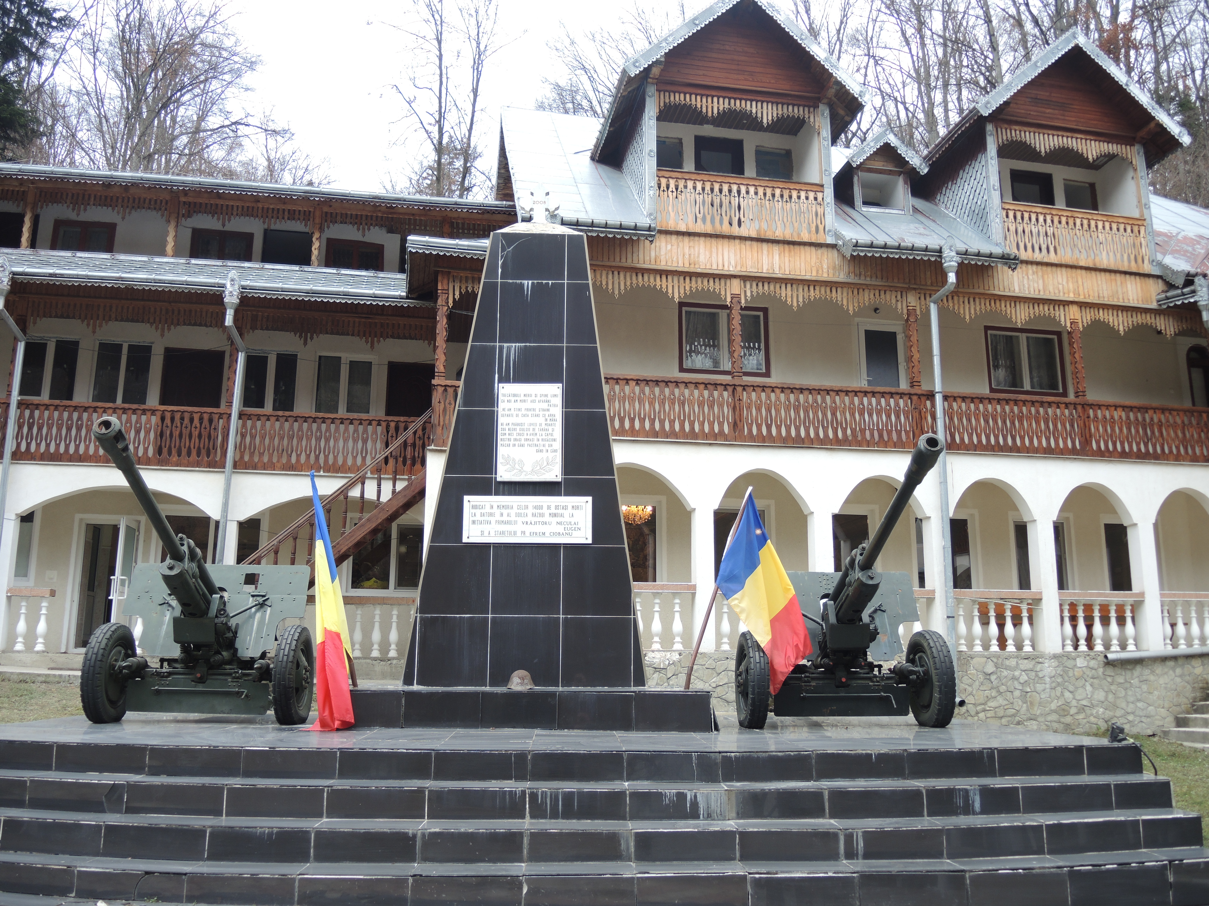 Liturghie arhierească și hirotesie de stareț, la Mănăstirea „Sfânta Cruce” din județul Neamț Liturghie arhierească și hirotesie de stareț, la Mănăstirea „Sfânta Cruce” din județul Neamț