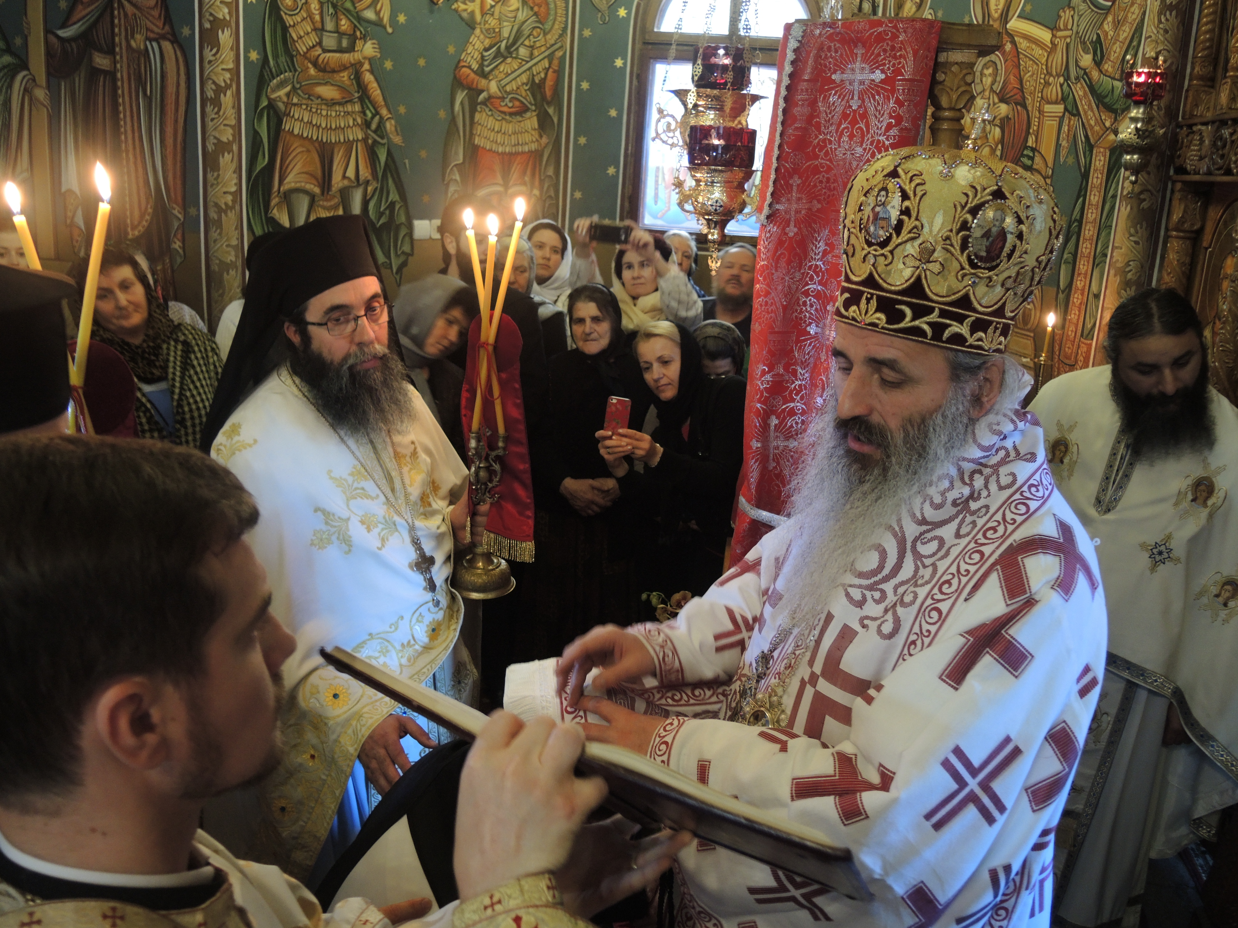 Liturghie arhierească și hirotesie de stareț, la Mănăstirea „Sfânta Cruce” din județul Neamț Liturghie arhierească și hirotesie de stareț, la Mănăstirea „Sfânta Cruce” din județul Neamț