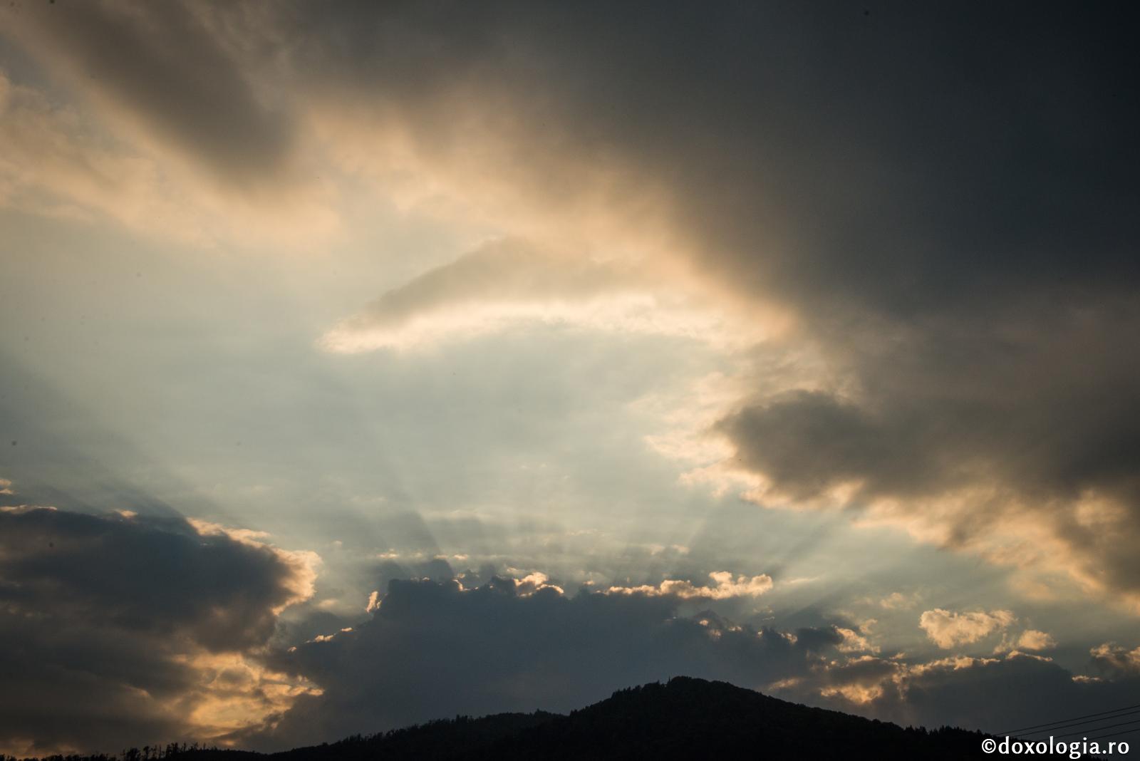 „Nu plânge, mamă. Sunt veșnic!” / Foto: Oana Nechifor raze de soare ieșind din nori