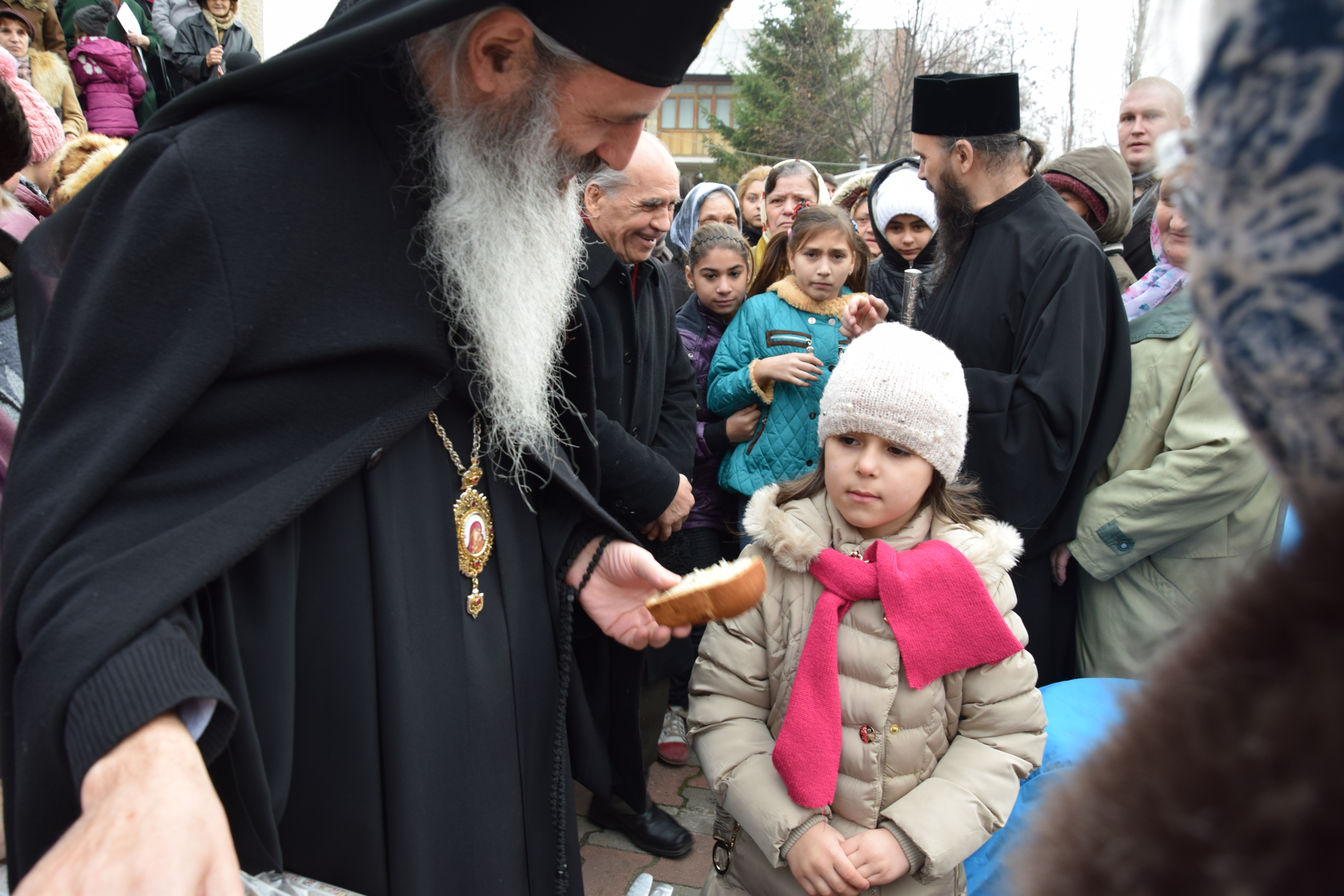 Enoriaşii Parohiei „Sfântul Nicolae“ - Socola şi-au cinstit ocrotitorul împreună cu IPS Mitropolit Teofan