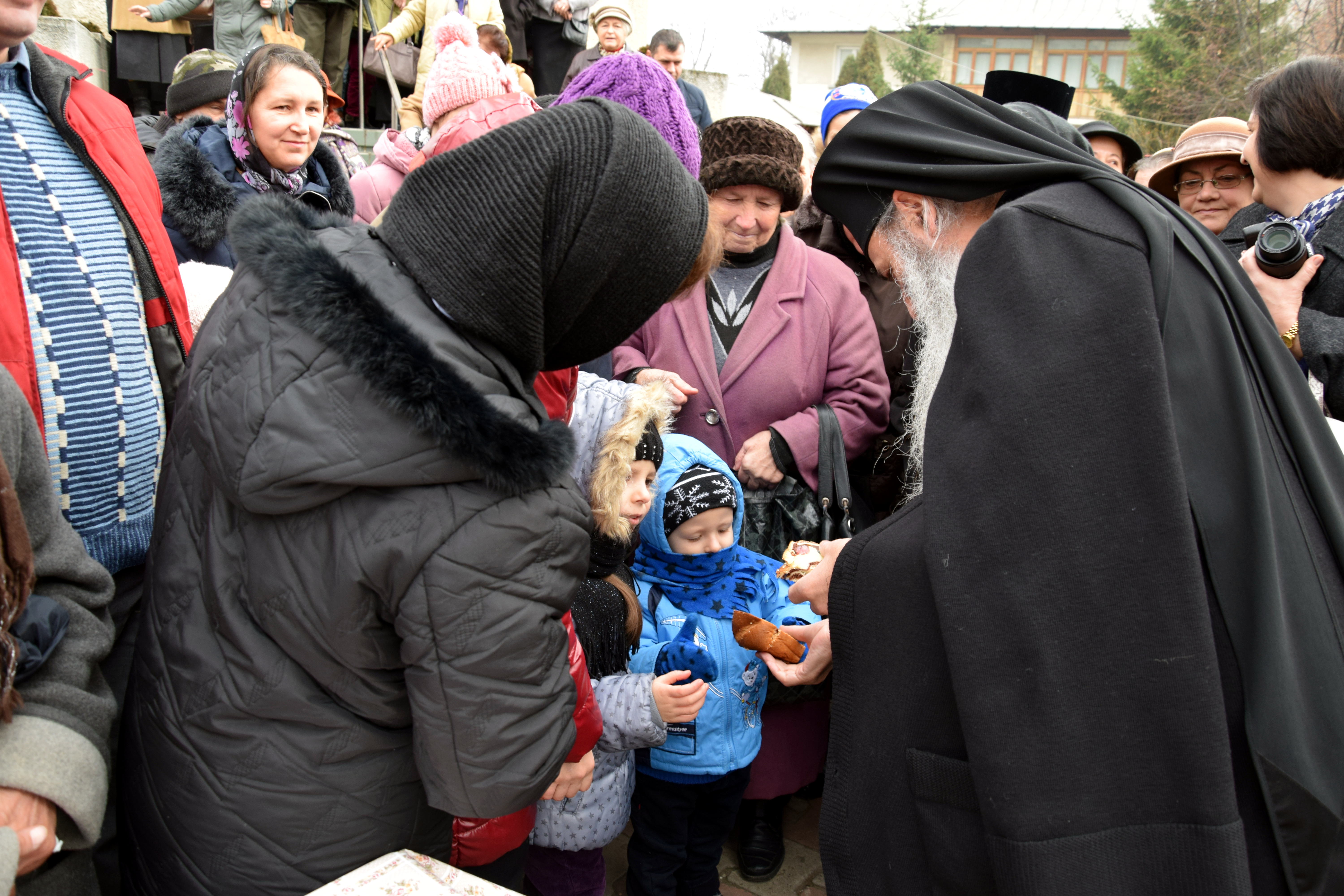Enoriaşii Parohiei „Sfântul Nicolae“ - Socola şi-au cinstit ocrotitorul împreună cu IPS Mitropolit Teofan