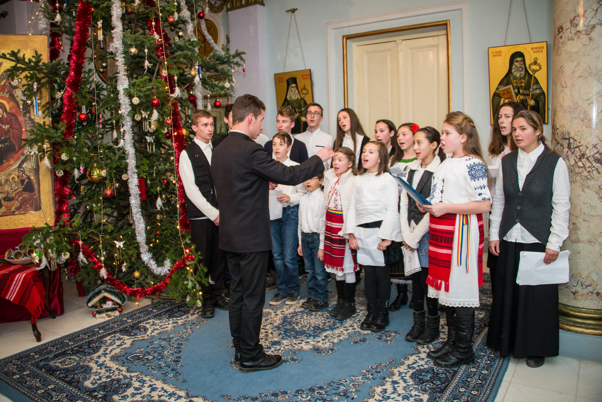 Colindători la Reședința Mitropolitană - Parohia „Sf. Vasile” din Hârlău