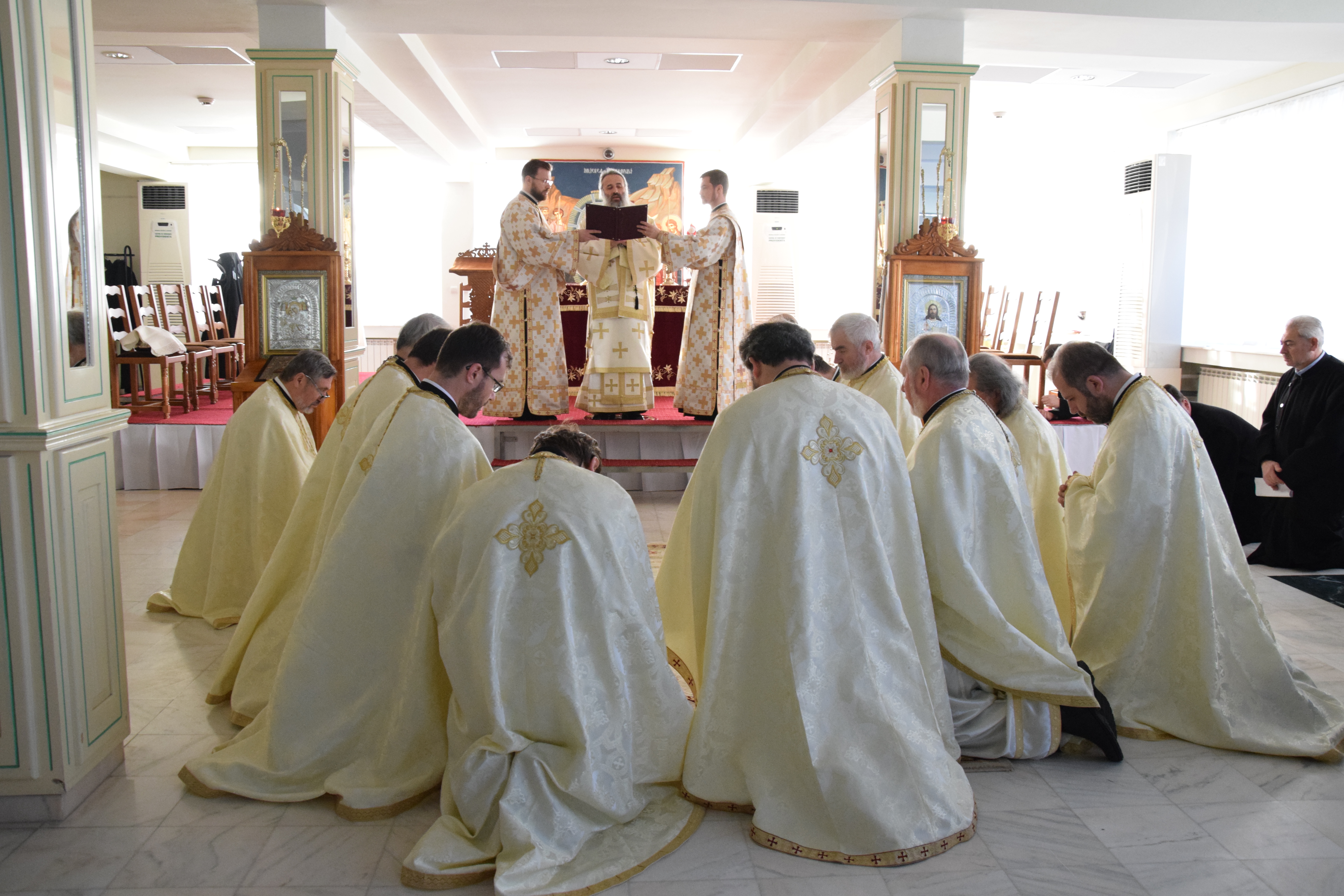 Rugăciunea arhierească de dezlegare/  Foto: Tudorel Rusu Părintele Marius Daniel Profir, noul proiereu al Protopopiatului Iași 2