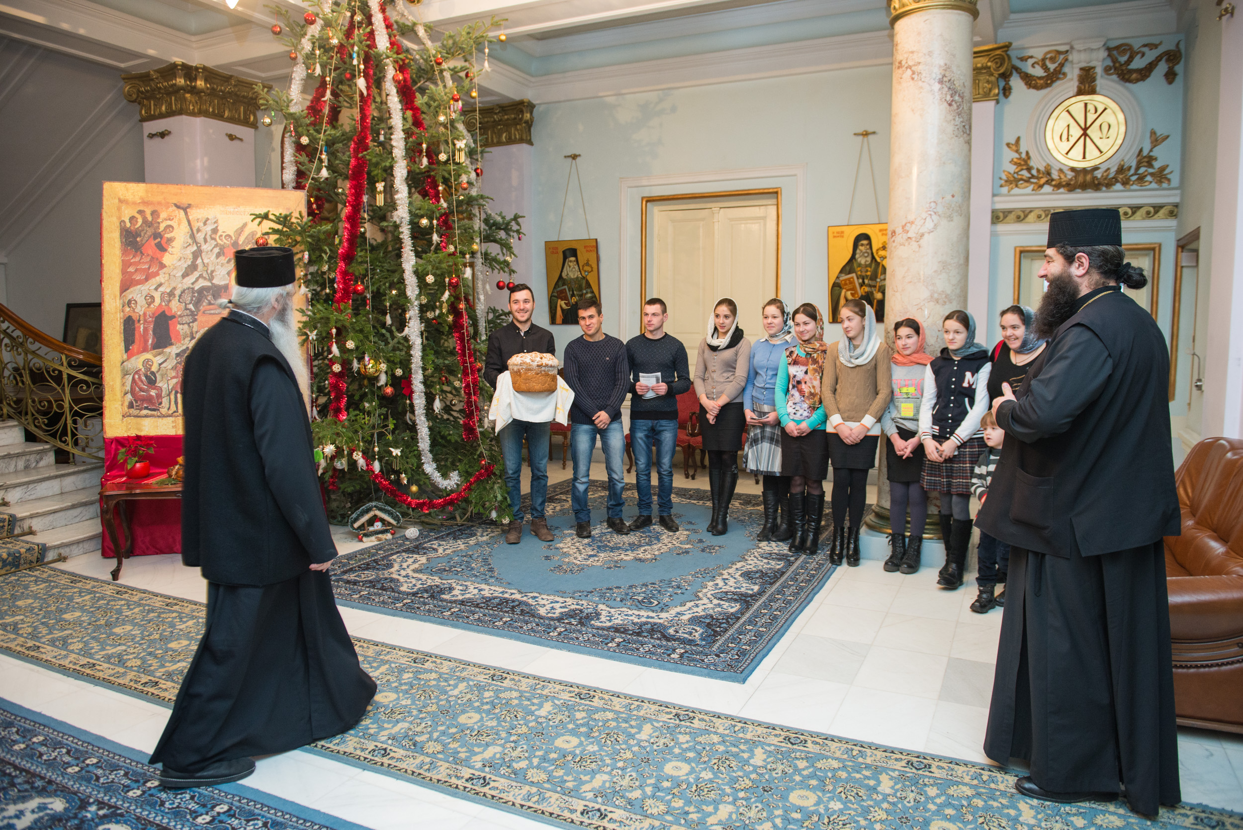 Colindători la Reședința Mitropolitană - Români din ţinutul Herţei