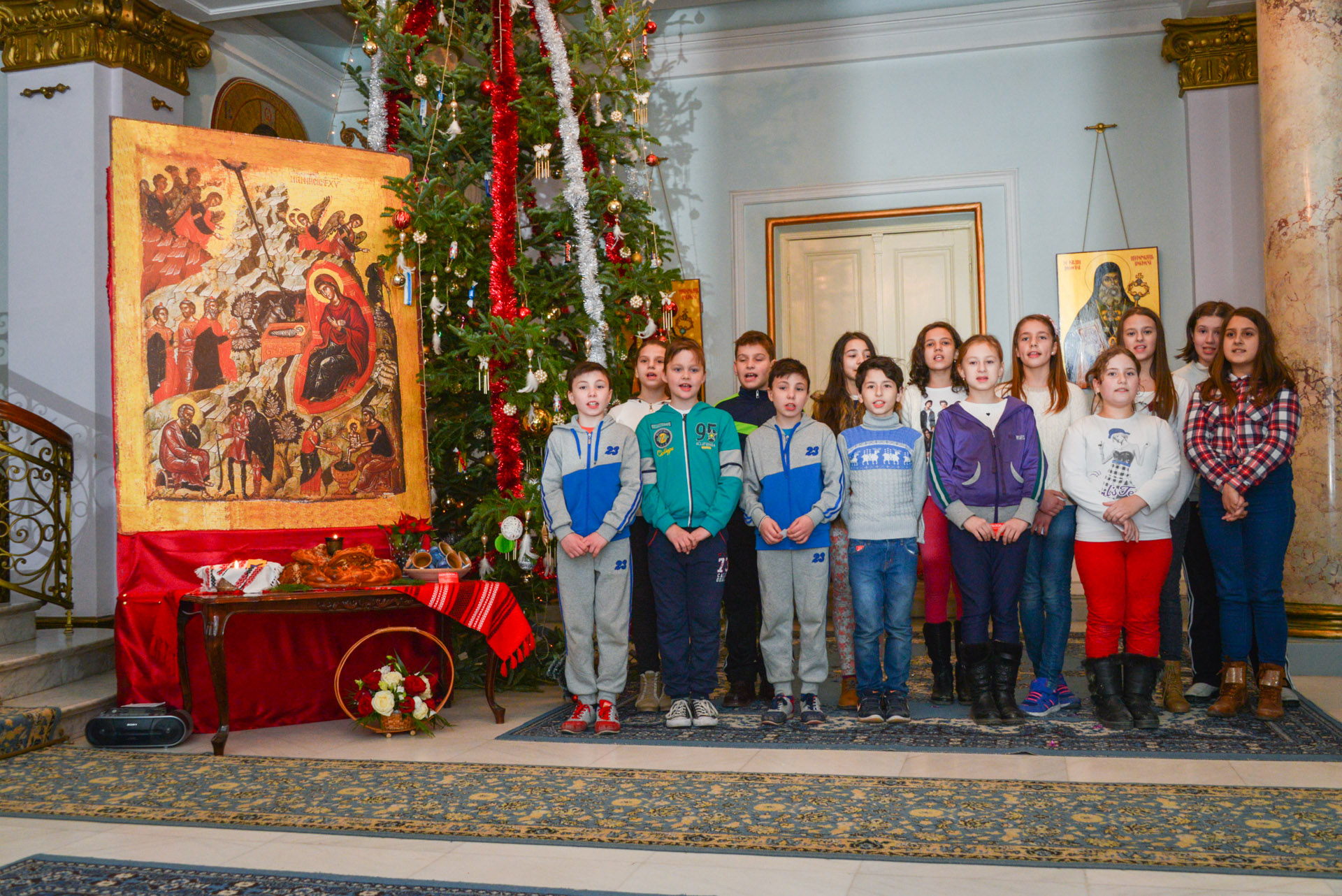 Colindători la Reședința Mitropolitană - Școala nr. 15 din Iași, clasa a V-a