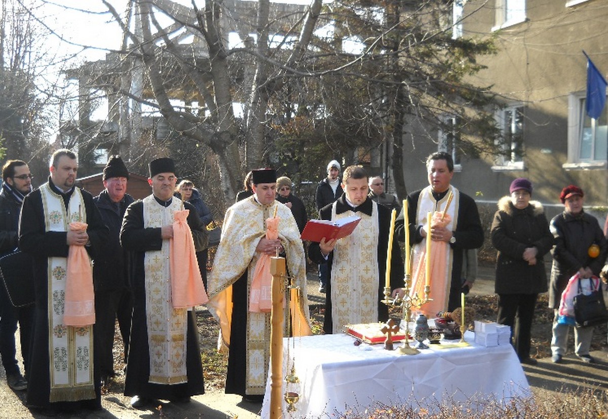 Sfinţire de troiţă la Spitalul de Pneumoftiziologie Bacău Sfinţire de troiţă la Spitalul de Pneumoftiziologie Bacău
