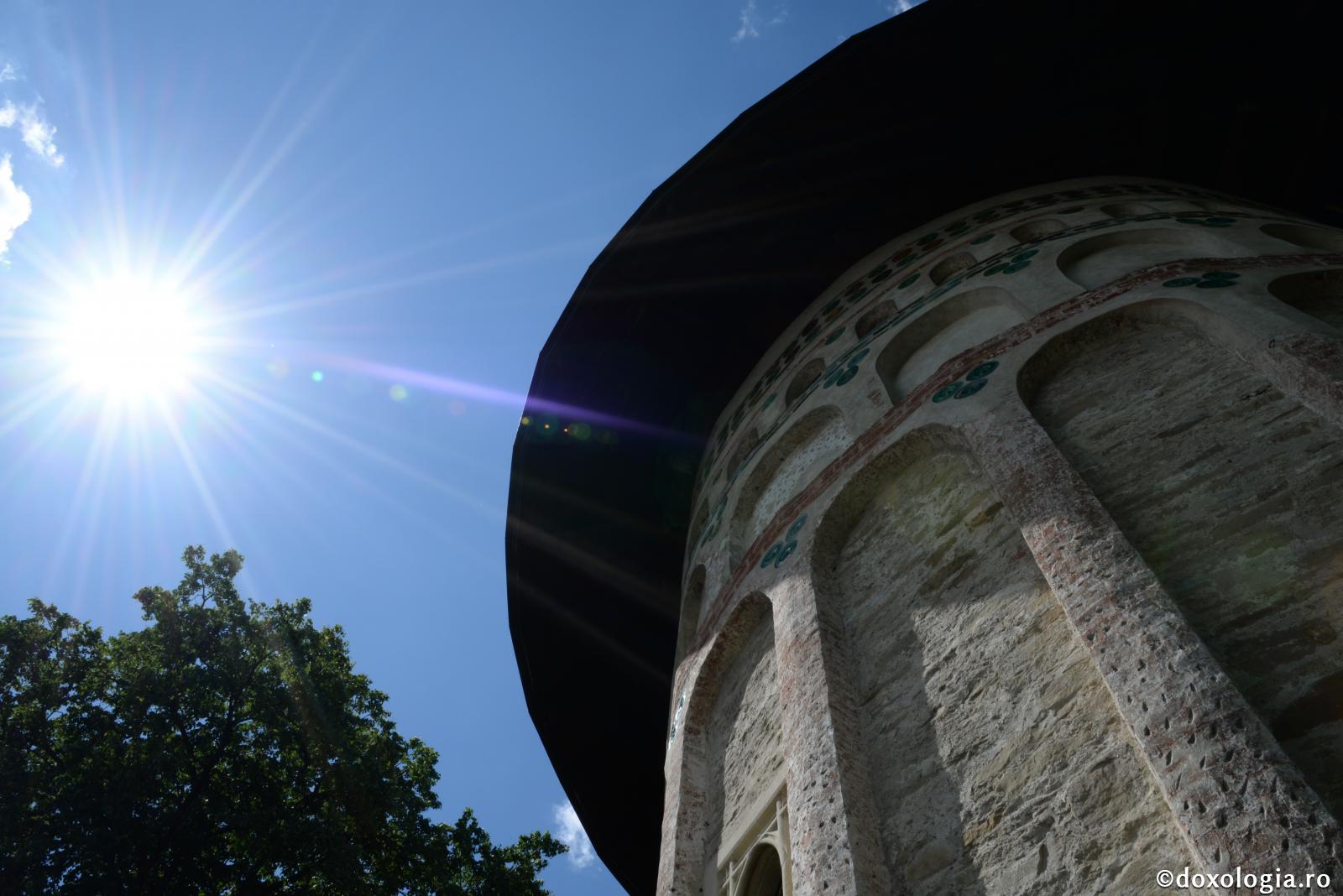 „Cel ce nu vede cu ochii săi soarele, nici nu poate descrie cuiva lumina”