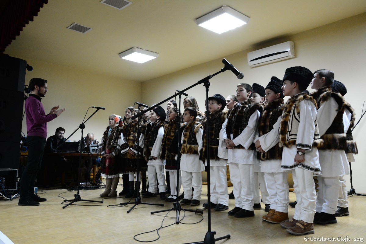 Spectacol de datini în satul bucovinean Sadova Spectacol de datini în satul bucovinean Sadova