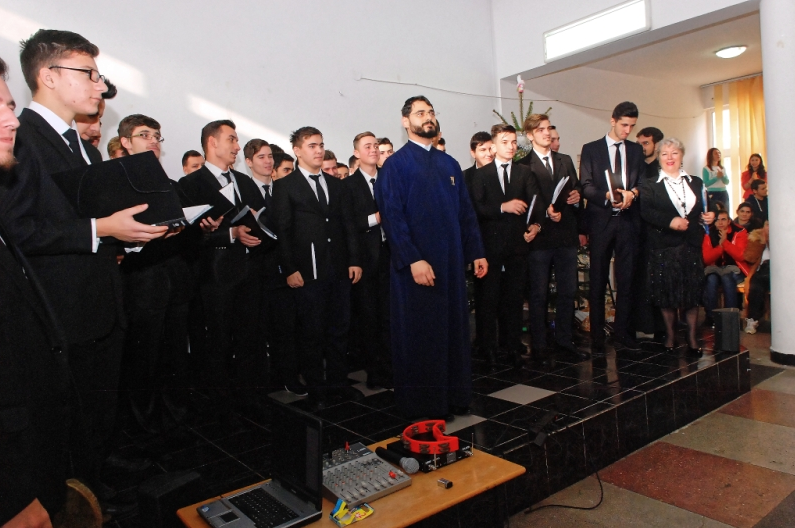 Corul Seminarului Teologic Ortodox din Râmnicu Vâlcea a colindat școlile din oraș