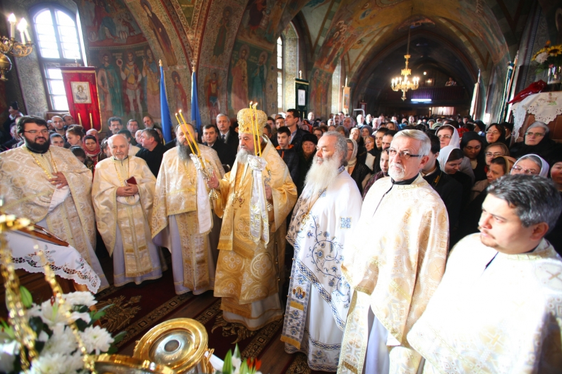 Liturghie arhierească la Zărnești