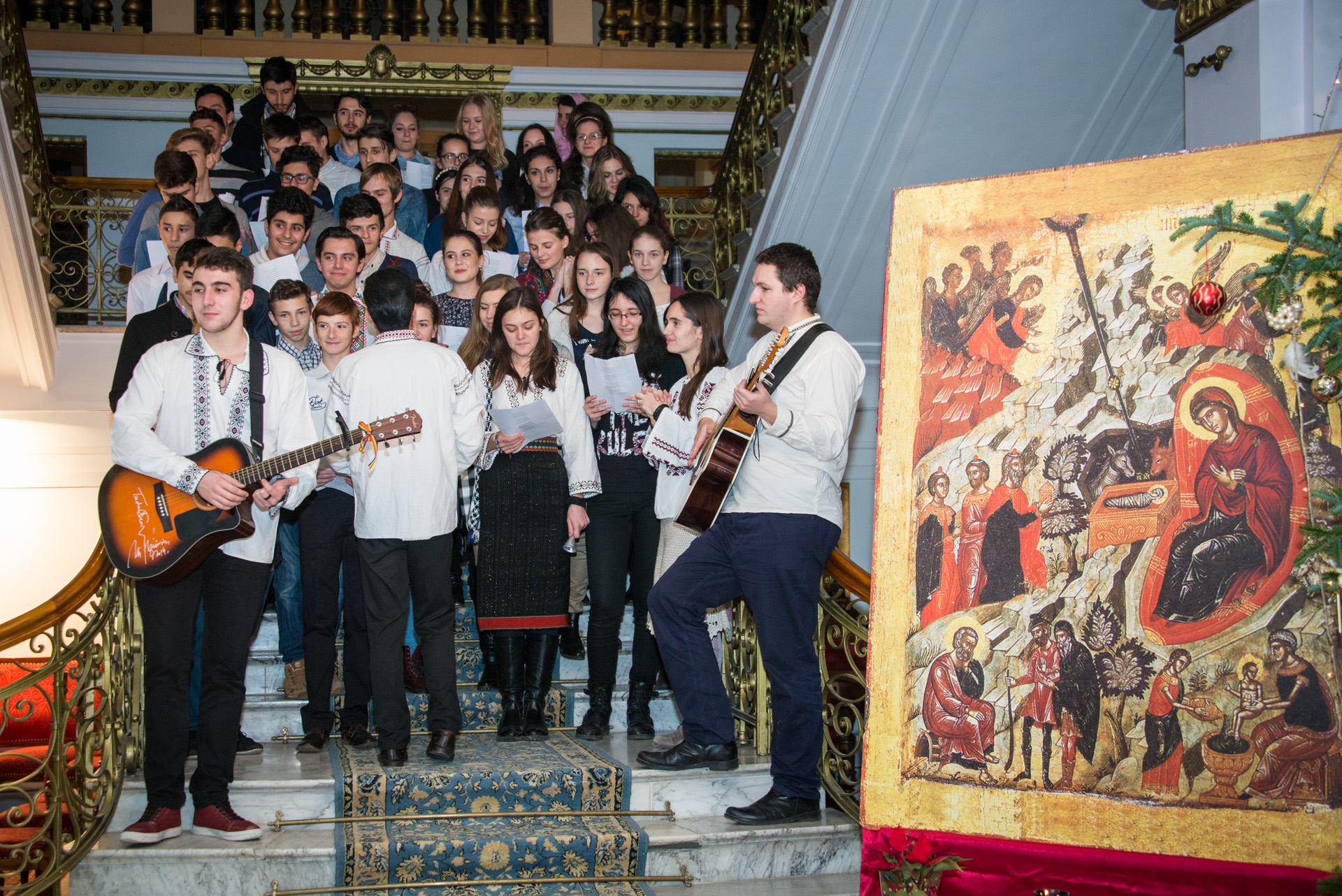 Colindători la Reședința Mitropolitană - Liceeni și voluntarii ATOR Iași